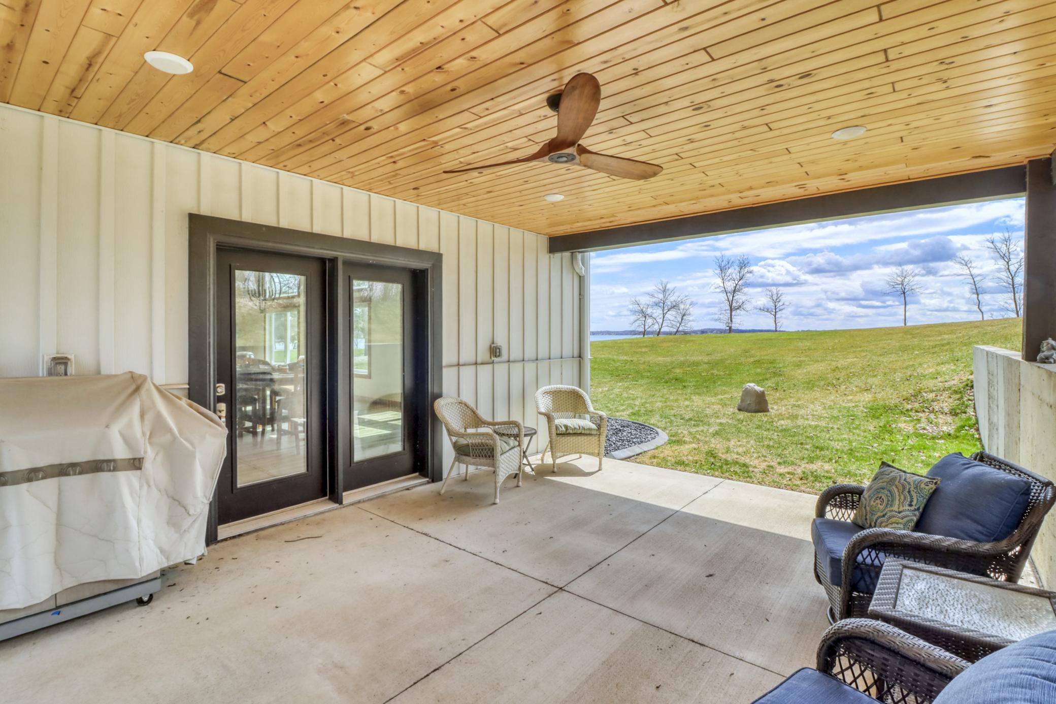 Exterior_Patio1_2.JPG