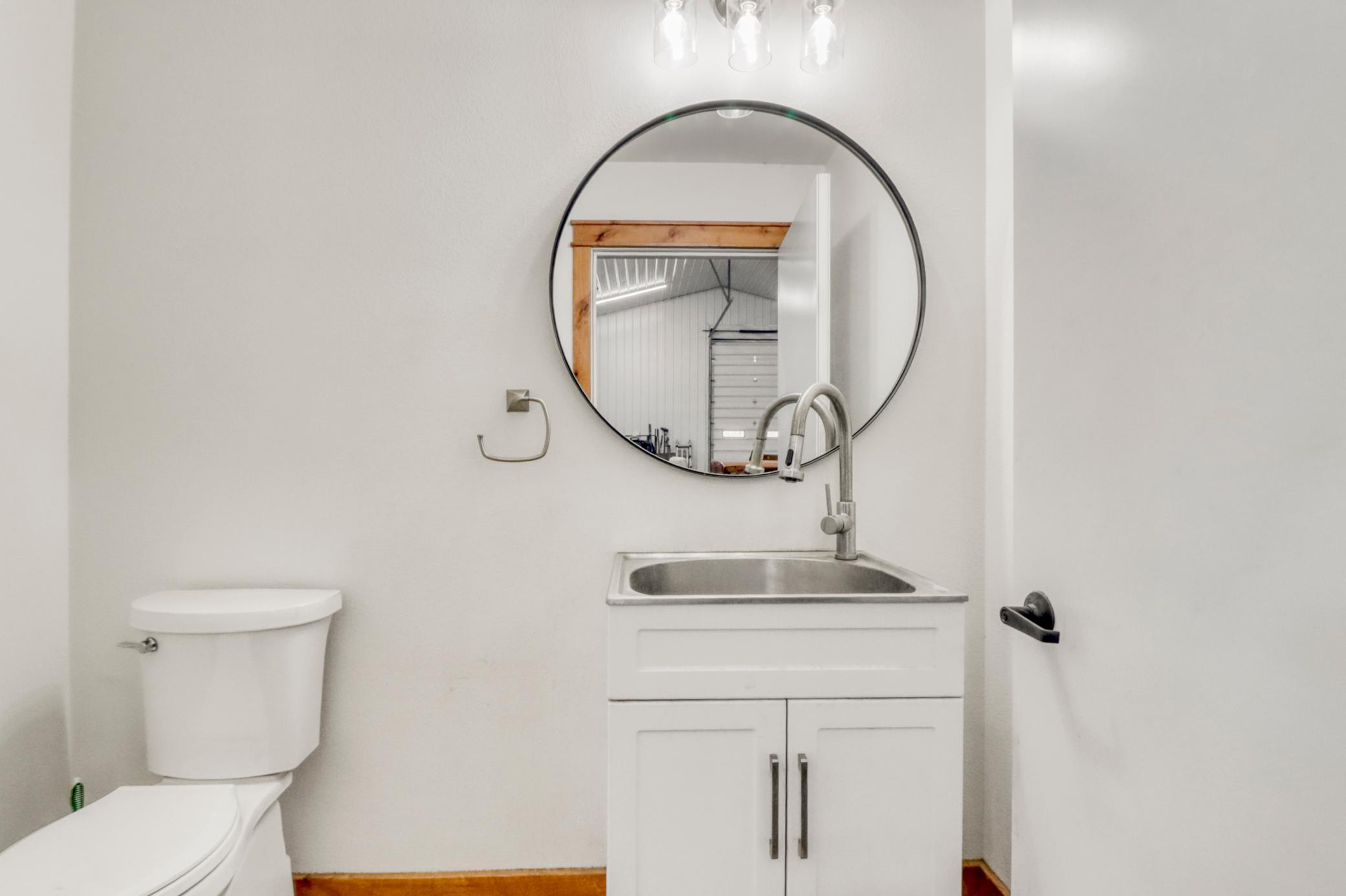 Garage_bathroom1_1.JPG