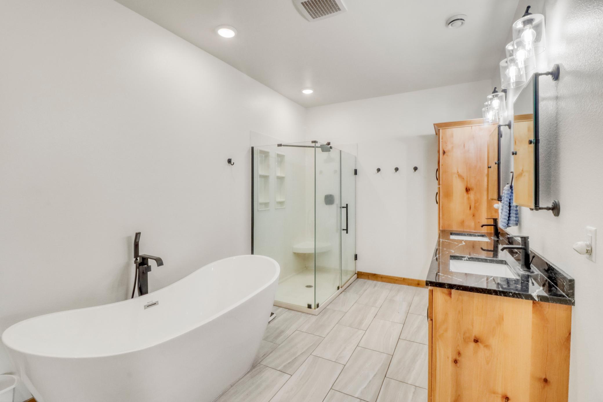 Primary Bathroom1_1.JPG