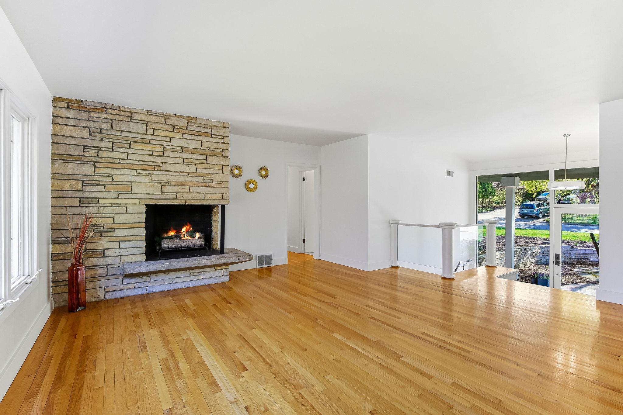10-web-or-mls-323-Burntside-Dr-10.jpg