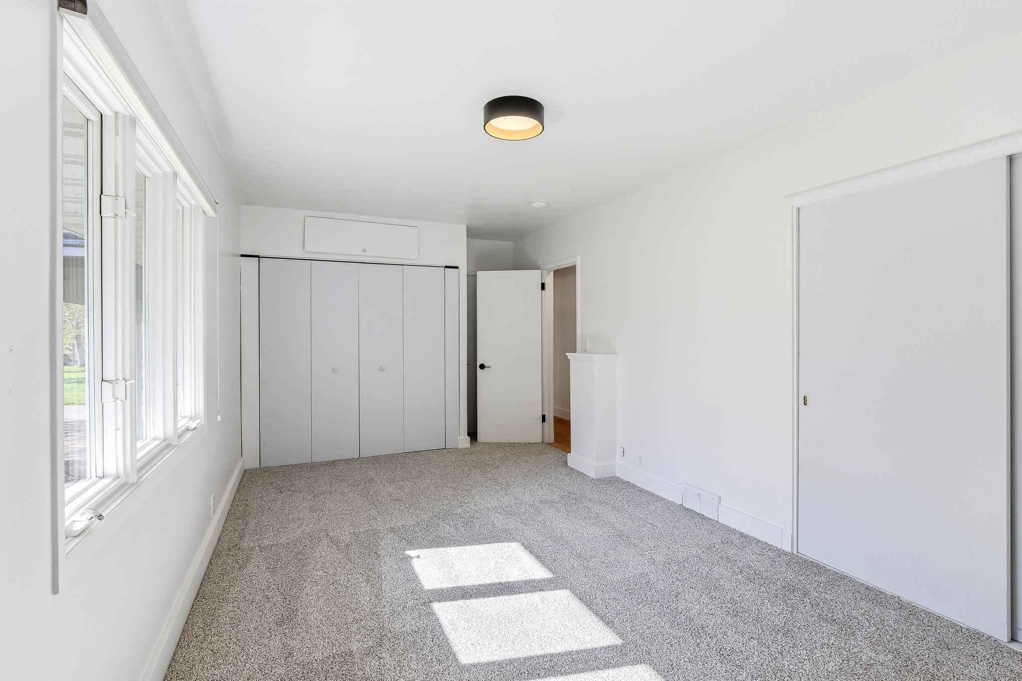 21-web-or-mls-323-Burntside-Dr-21.jpg