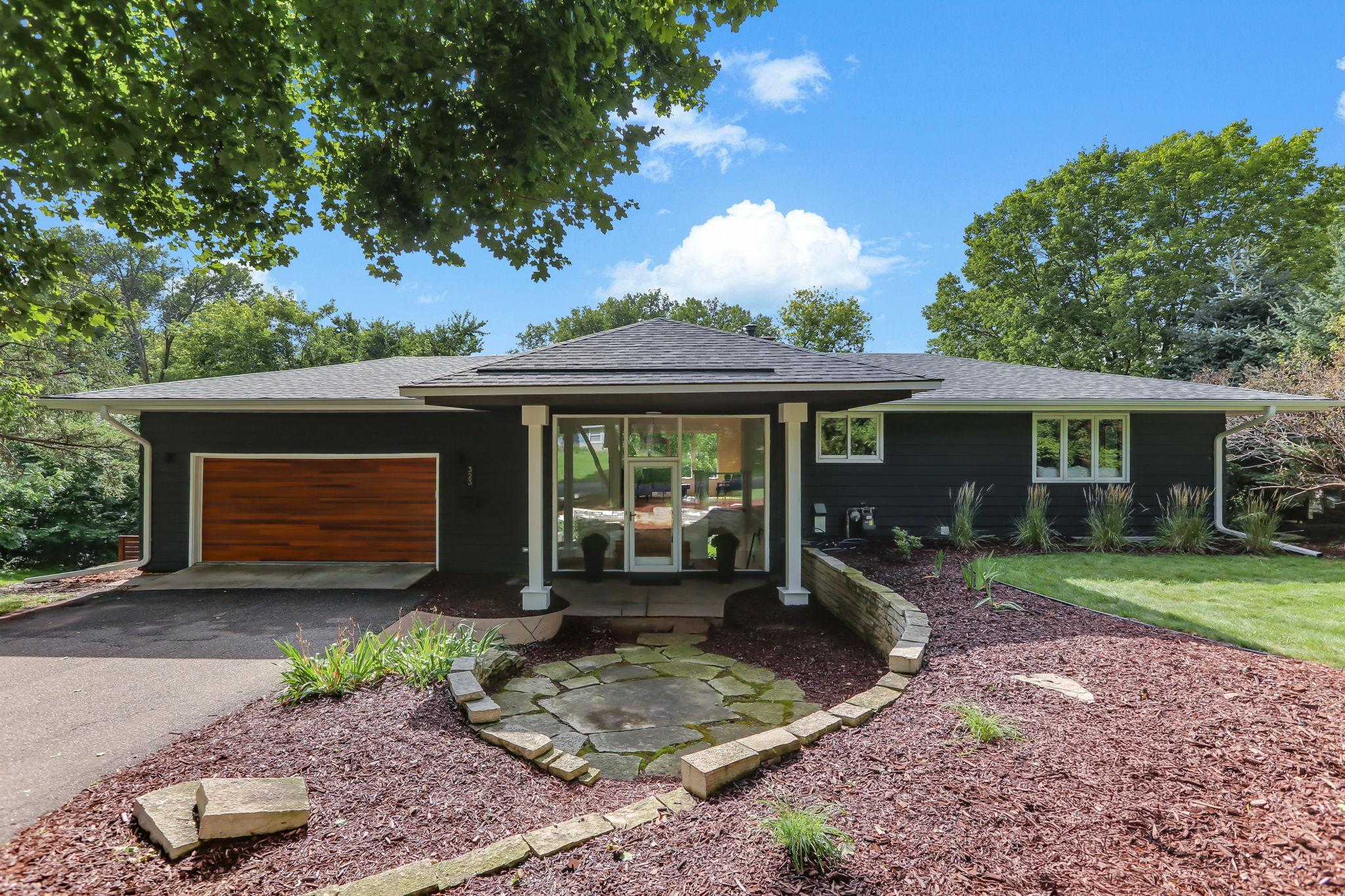 2-web-or-mls-323-Burntside-Dr-01.JPG