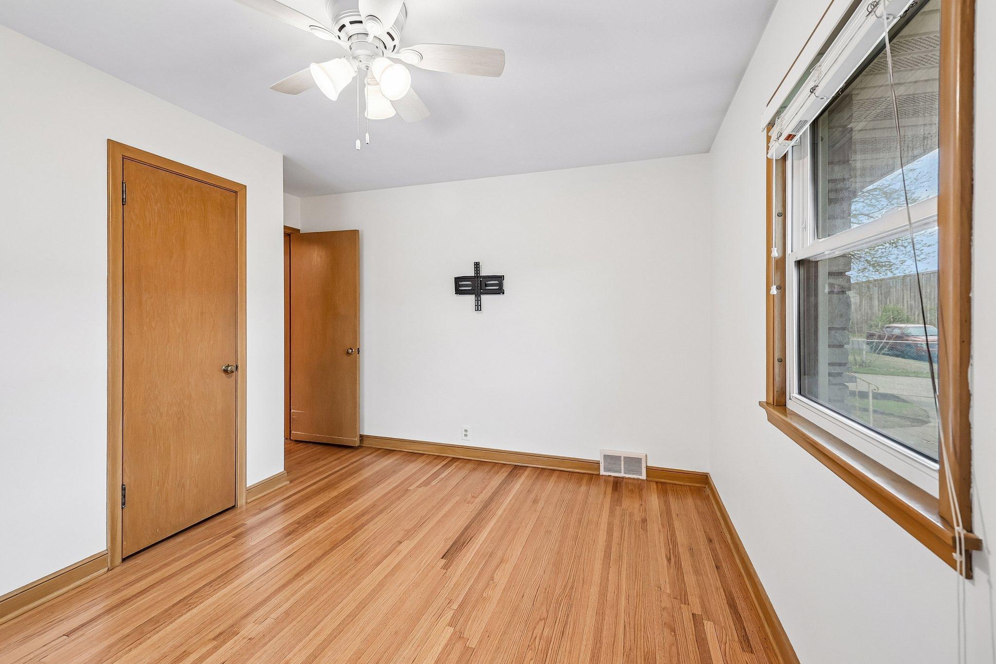 20-web-or-mls-Lilac Dr-S2604-027.jpg