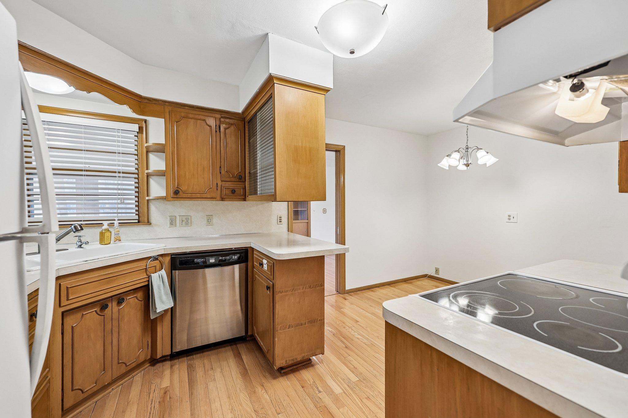 13-web-or-mls-Lilac Dr-S2604-016.jpg