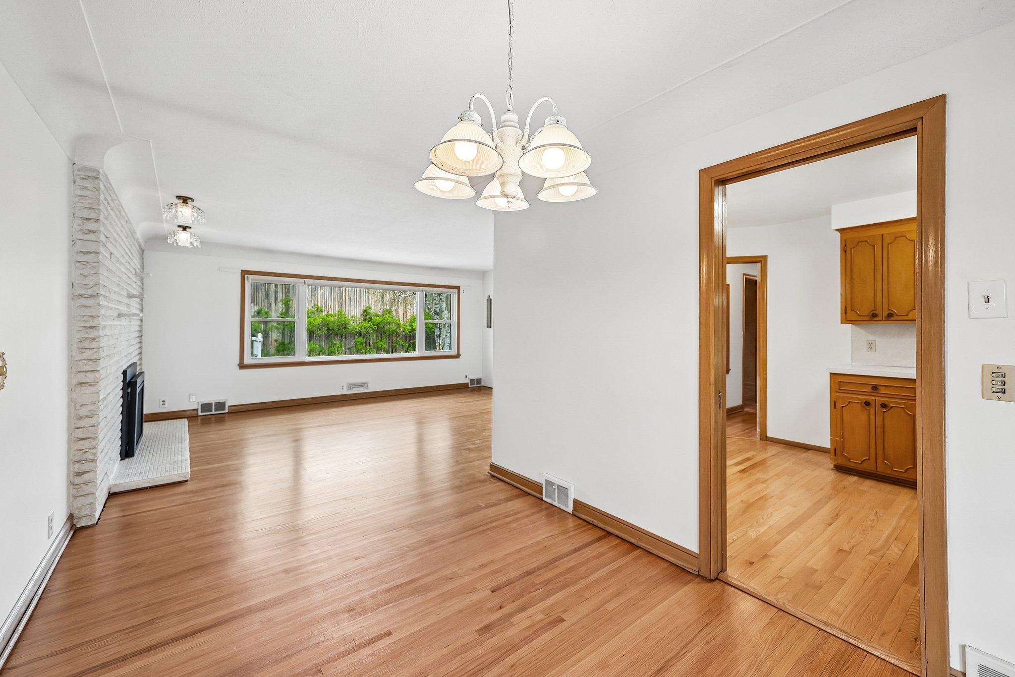 9-web-or-mls-Lilac Dr-S2604-011.jpg