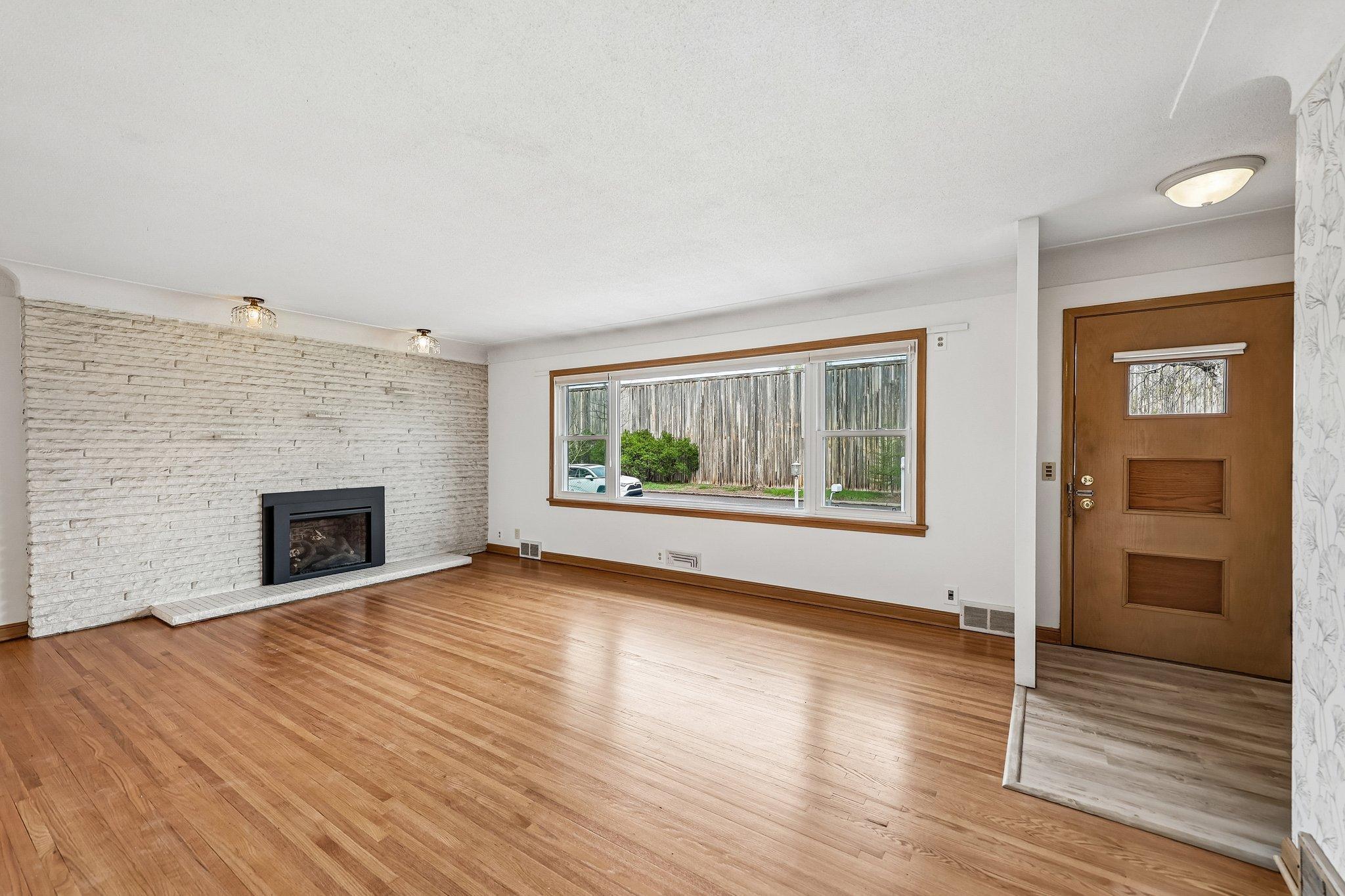 3-web-or-mls-Lilac Dr-S2604-005.jpg