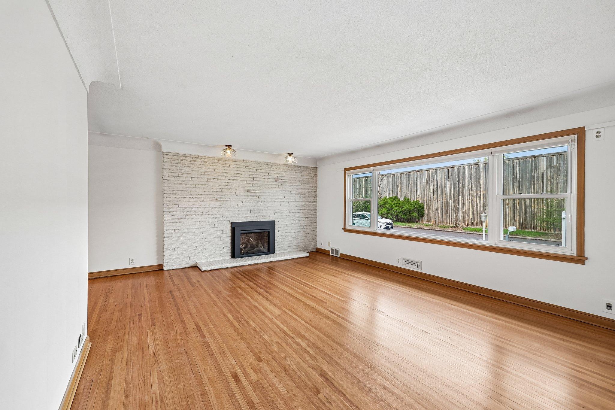 6-web-or-mls-Lilac Dr-S2604-008.jpg