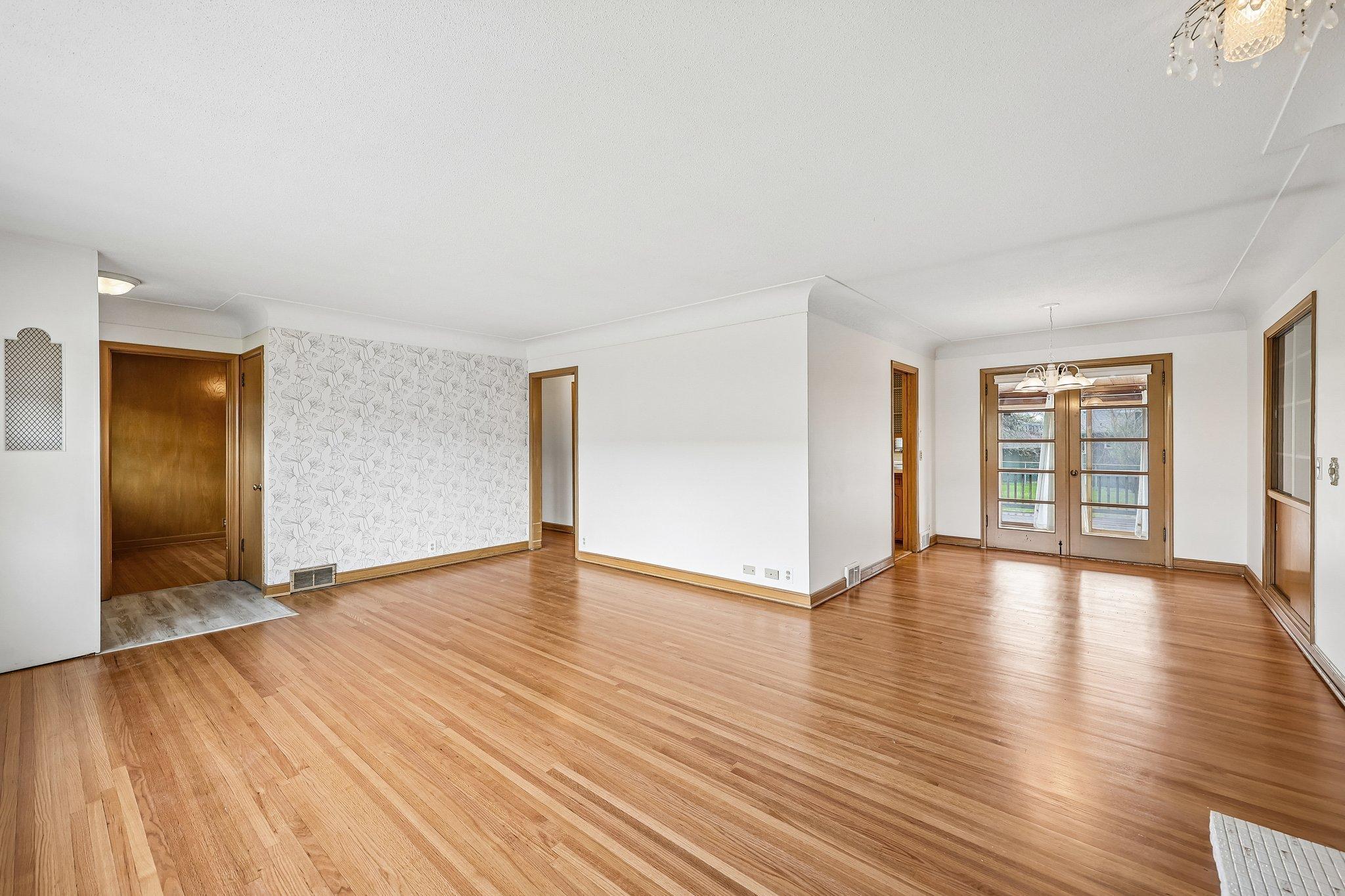 7-web-or-mls-Lilac Dr-S2604-009.jpg