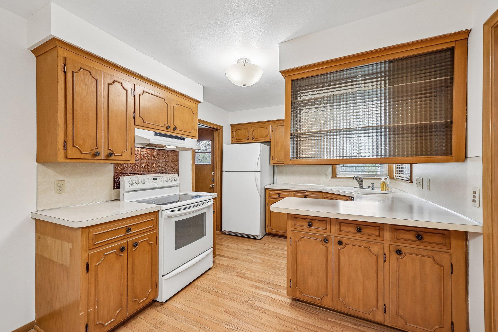 11-web-or-mls-Lilac Dr-S2604-014.jpg