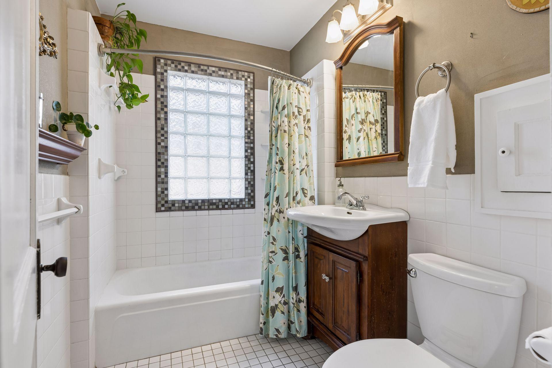 Main level full bath