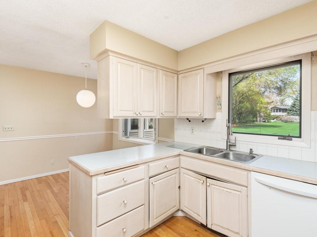 Kitchen / Dining Area