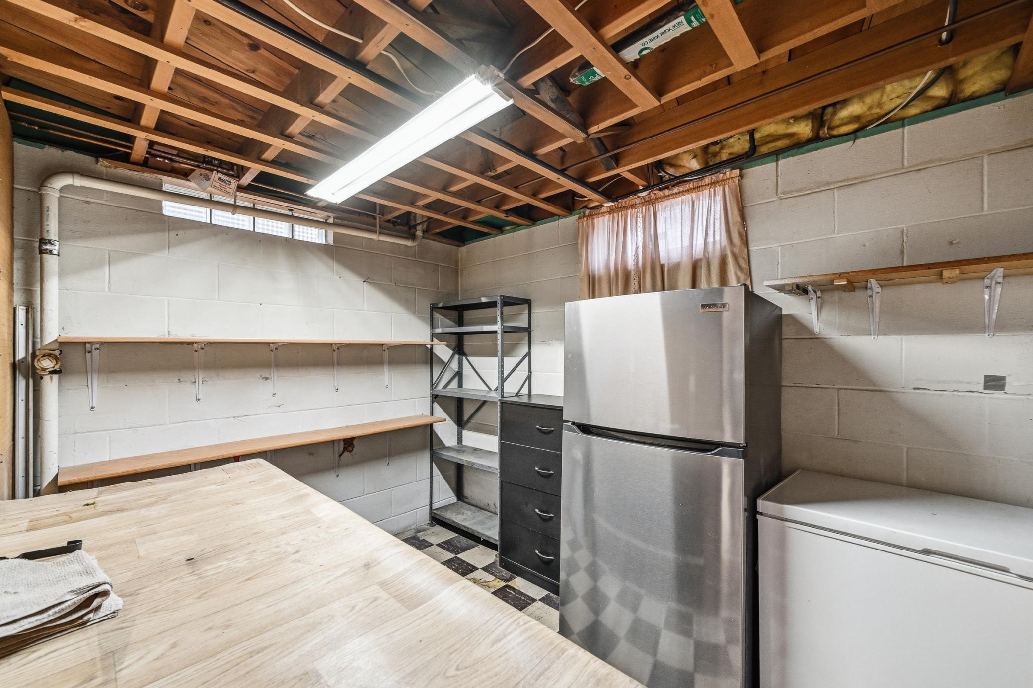 Bonus room - refidgerator and freezer stay