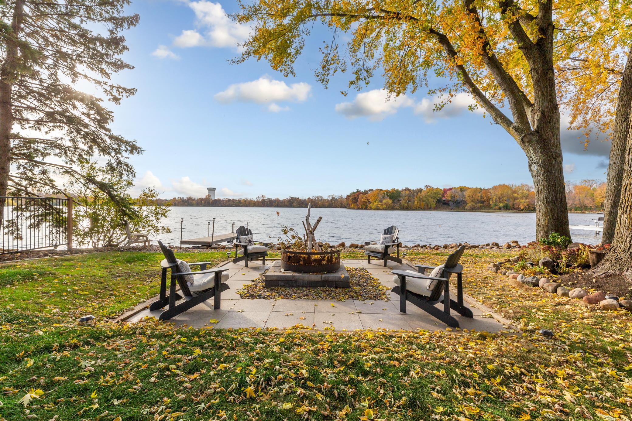 Cast your line from the dock, kayak, or boat, then gather the ingredients for s’mores. Build a fire, grab a seat inthe Adirondack chairs and soak up the warmth on the spacious firepit patio.