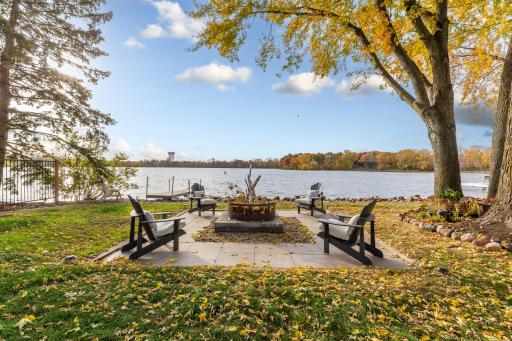 Cast your line from the dock, kayak, or boat, then gather the ingredients for sâmores. Build a fire, grab a seat inthe Adirondack chairs and soak up the warmth on the spacious firepit patio.