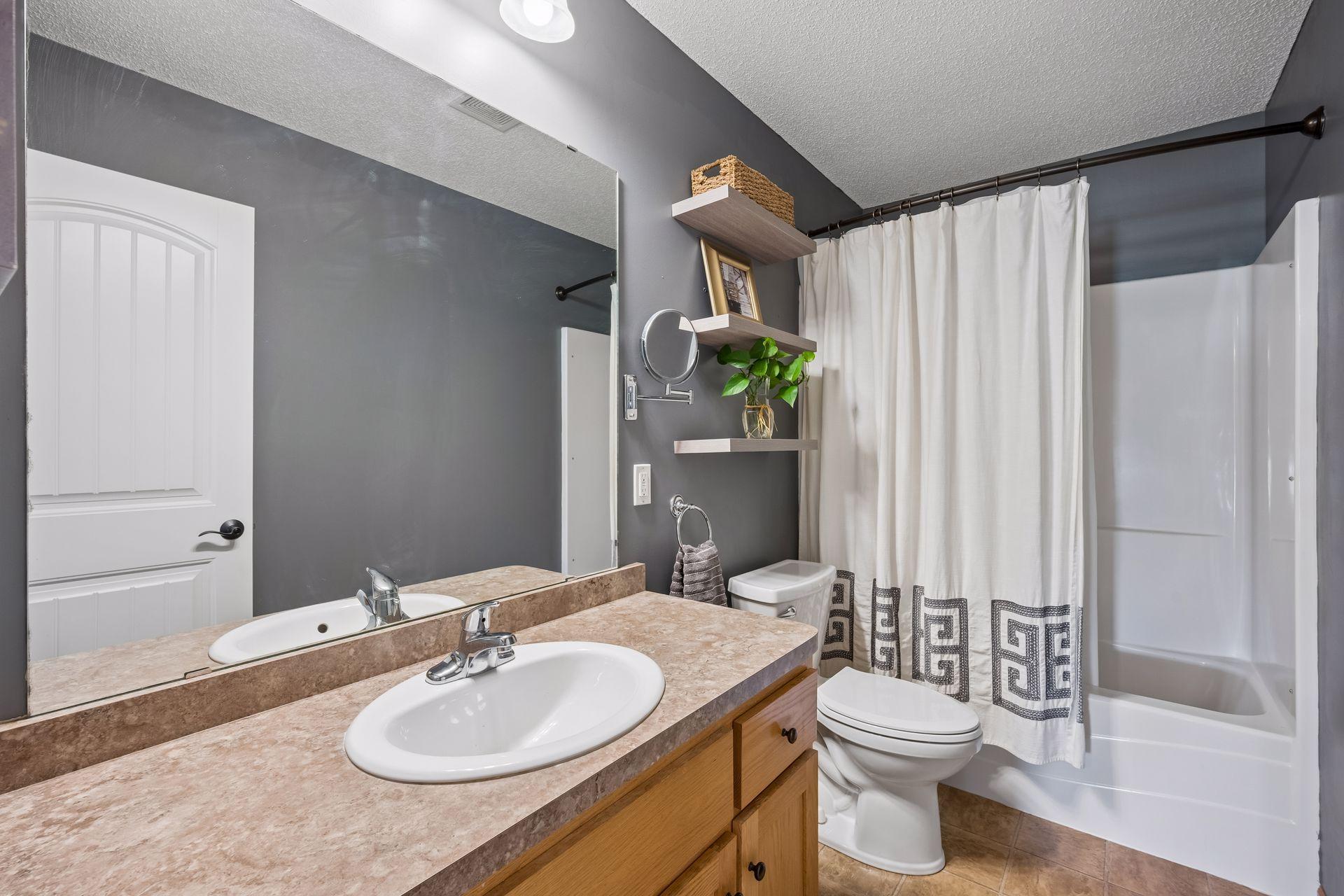 Upper-level full bath