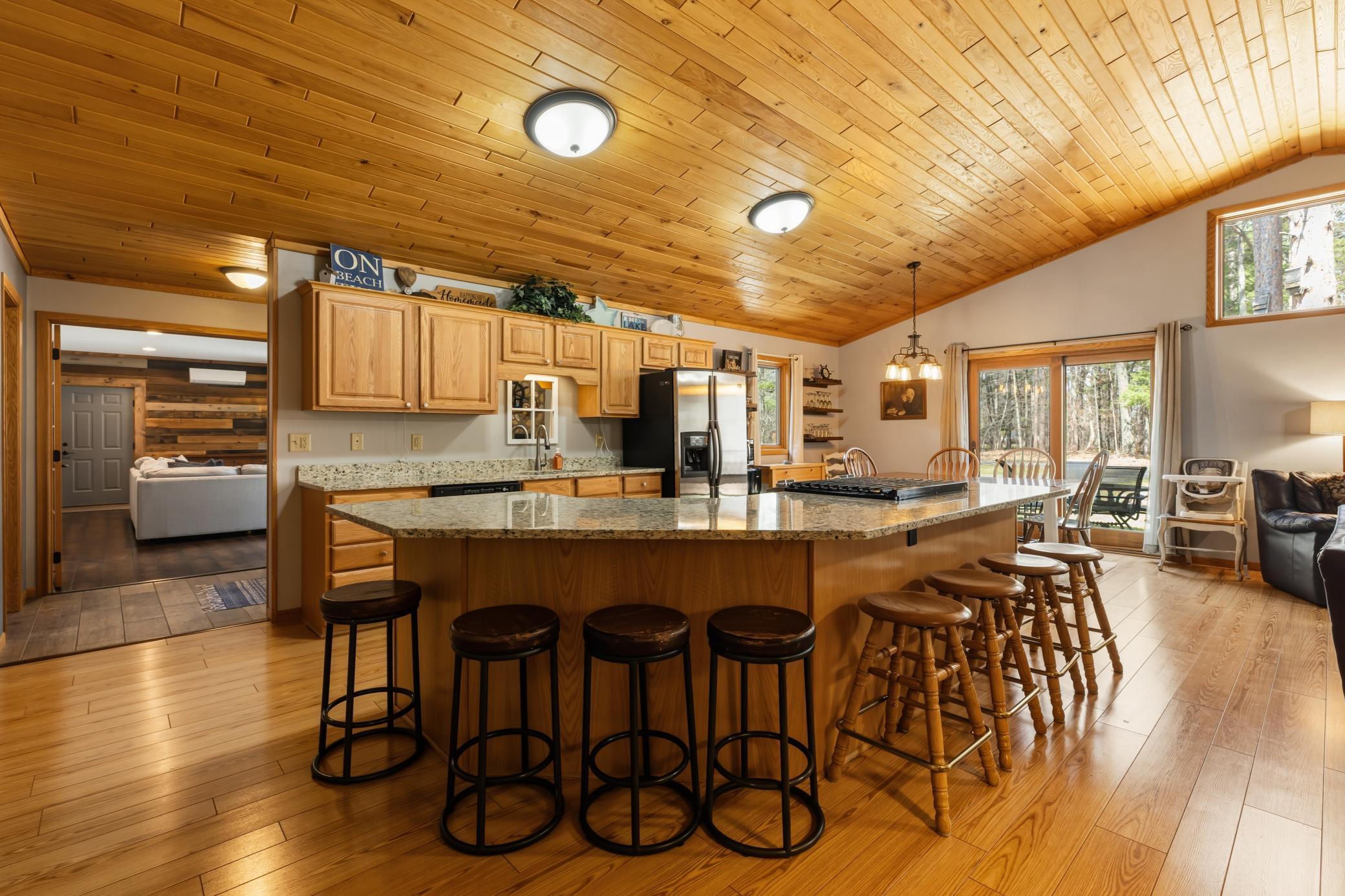 Large Center Island for entertaining!