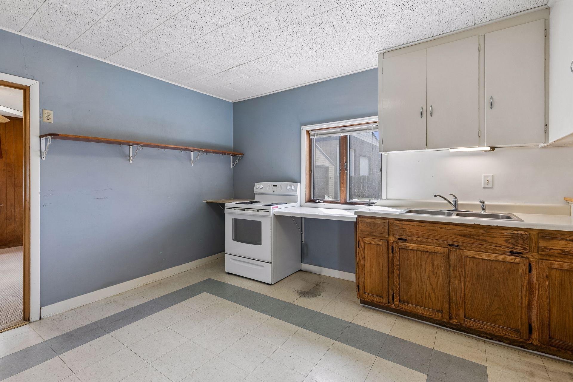 Large kitchen, great potential for customization