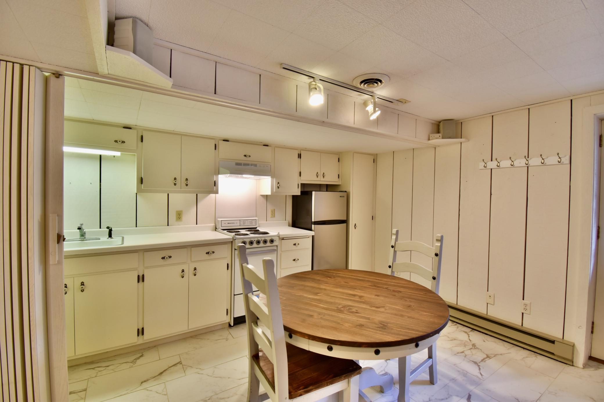 Lower level (mother-in-law suite) full kitchen