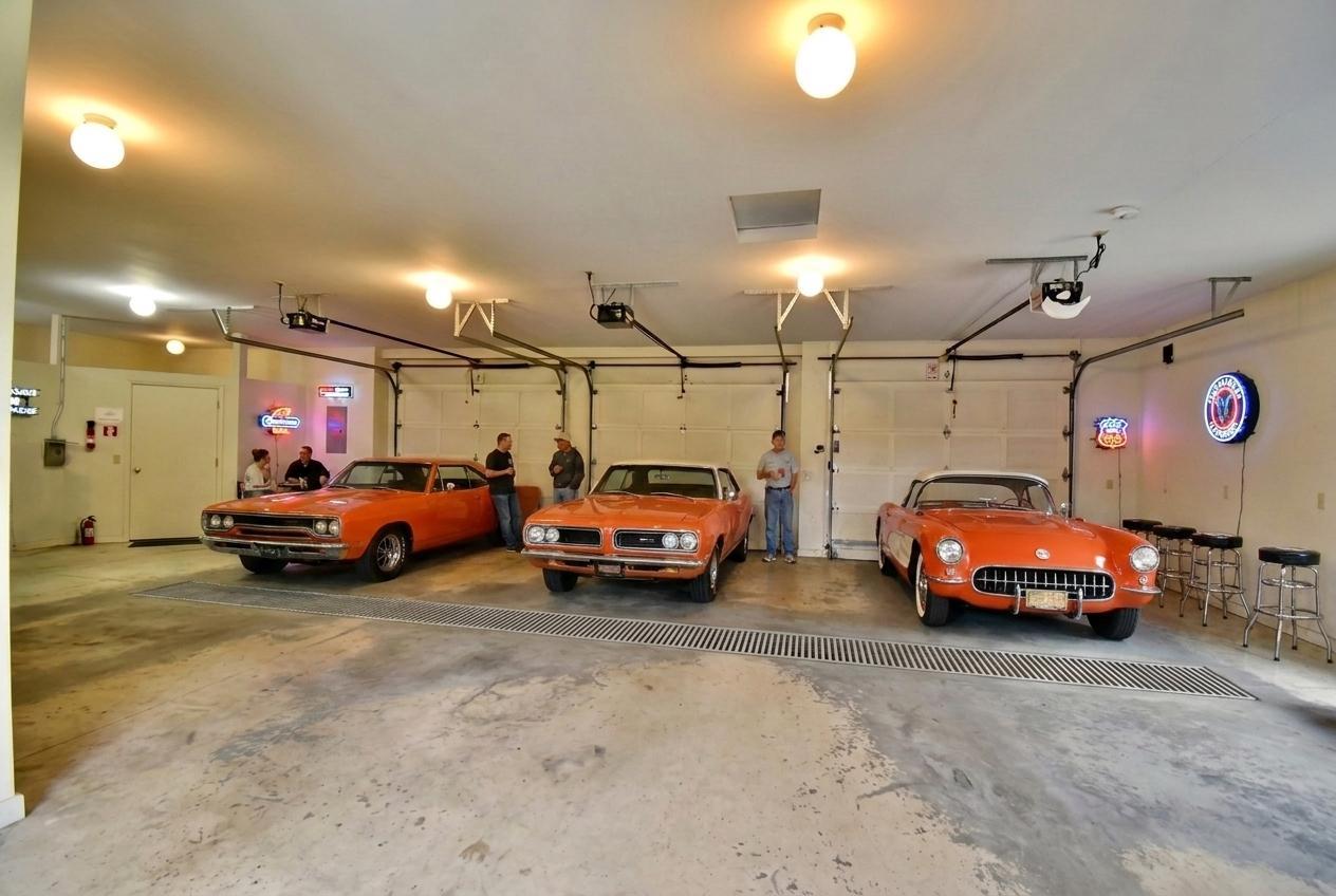 Virtually staged garage 2.png