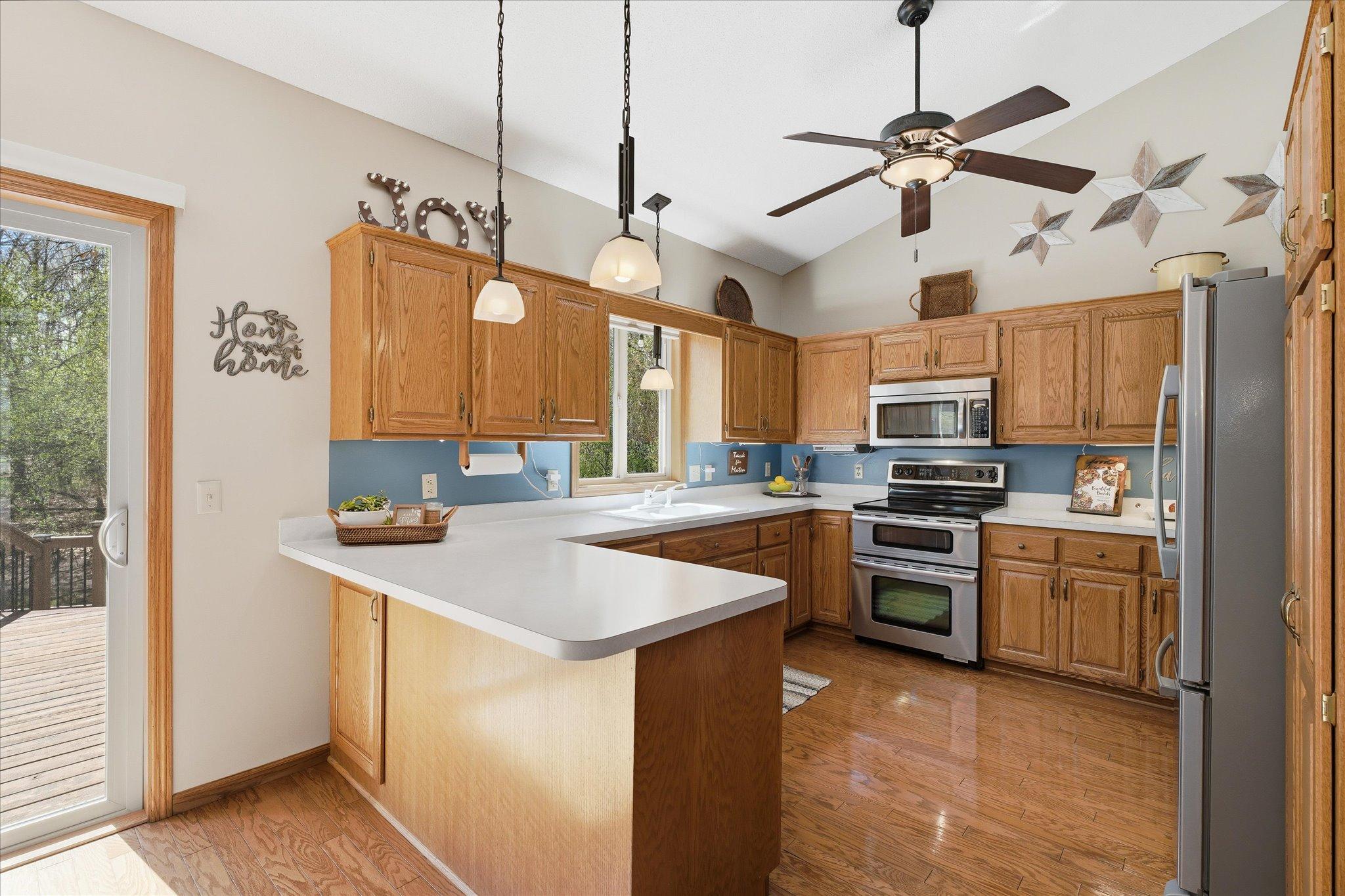 Under cabinet lighting. Engineered hardwood flooring. Stainless steel appliances. Lots of oak cabinetry. And yes - that's a double oven range - you can cook a turkey and a pizza at the same time!