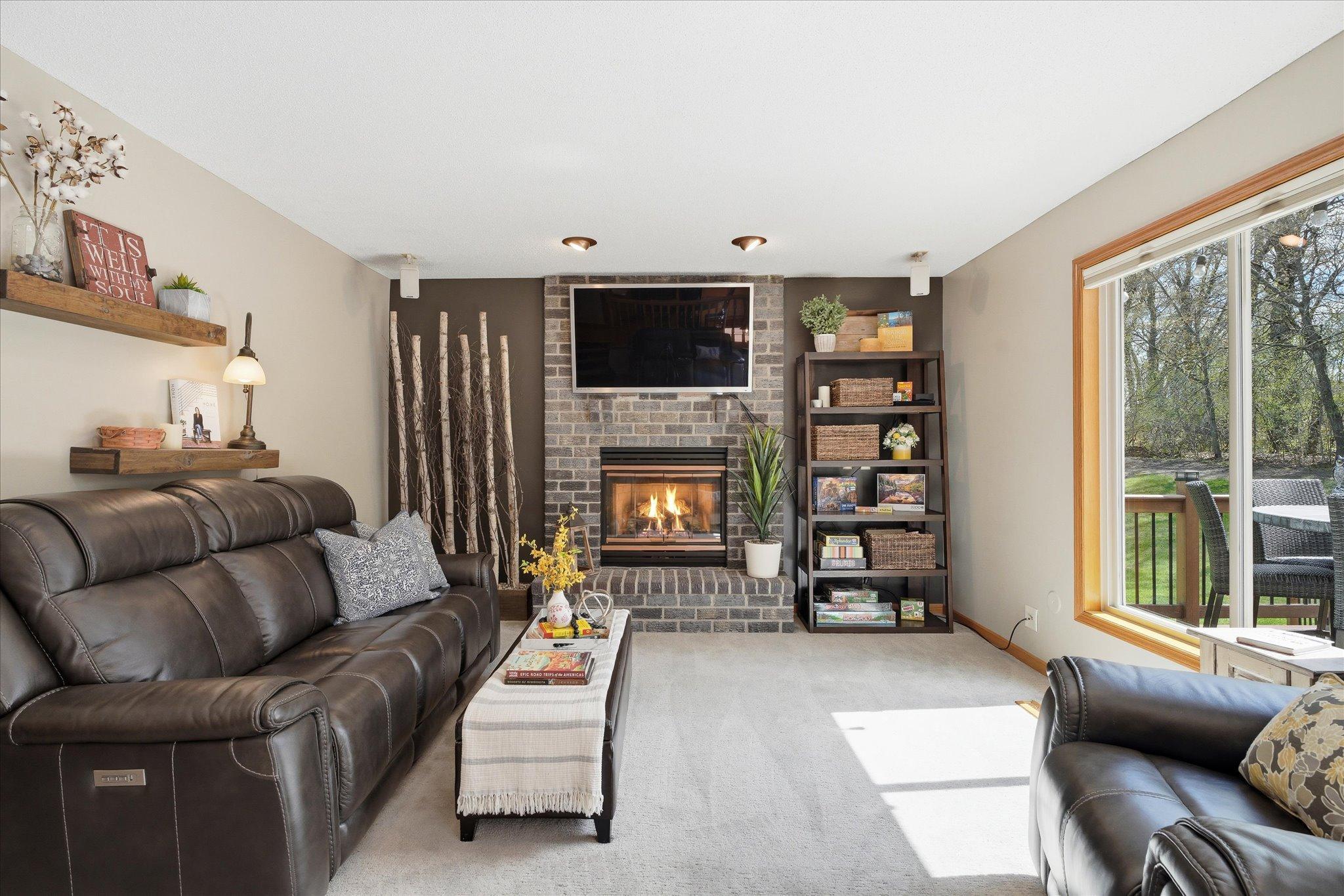 The attached speakers and the TV mounting bracket are all included.