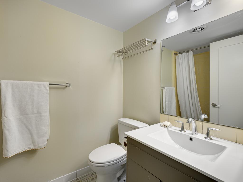 14 - Bathroom.jpg