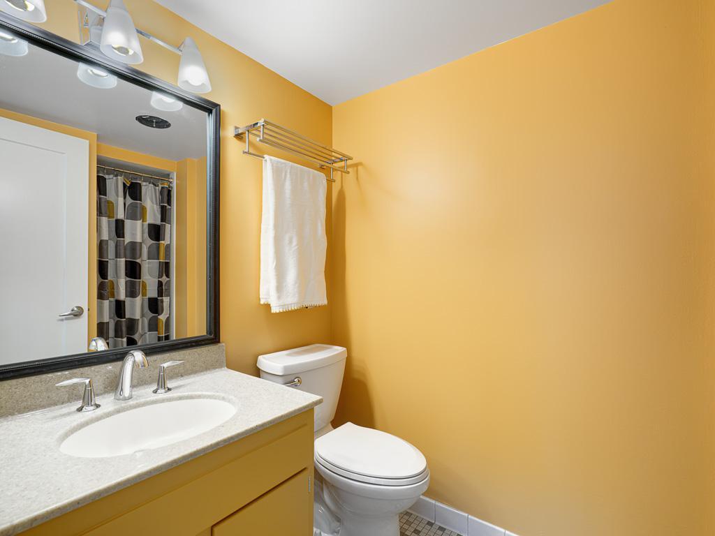 17 - Bathroom.jpg