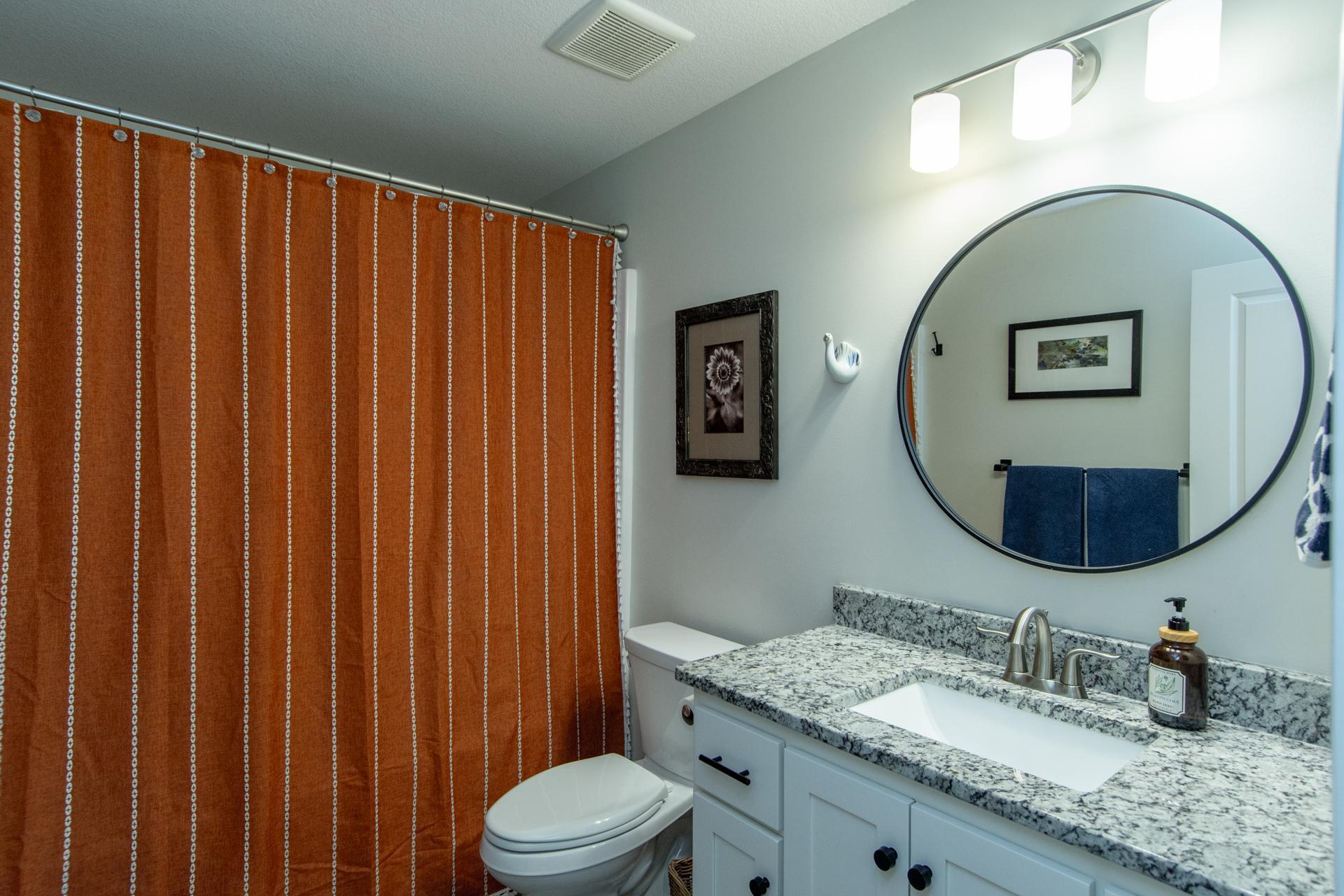 Clean and well-designed bathroom with practical layout and modern finishes.