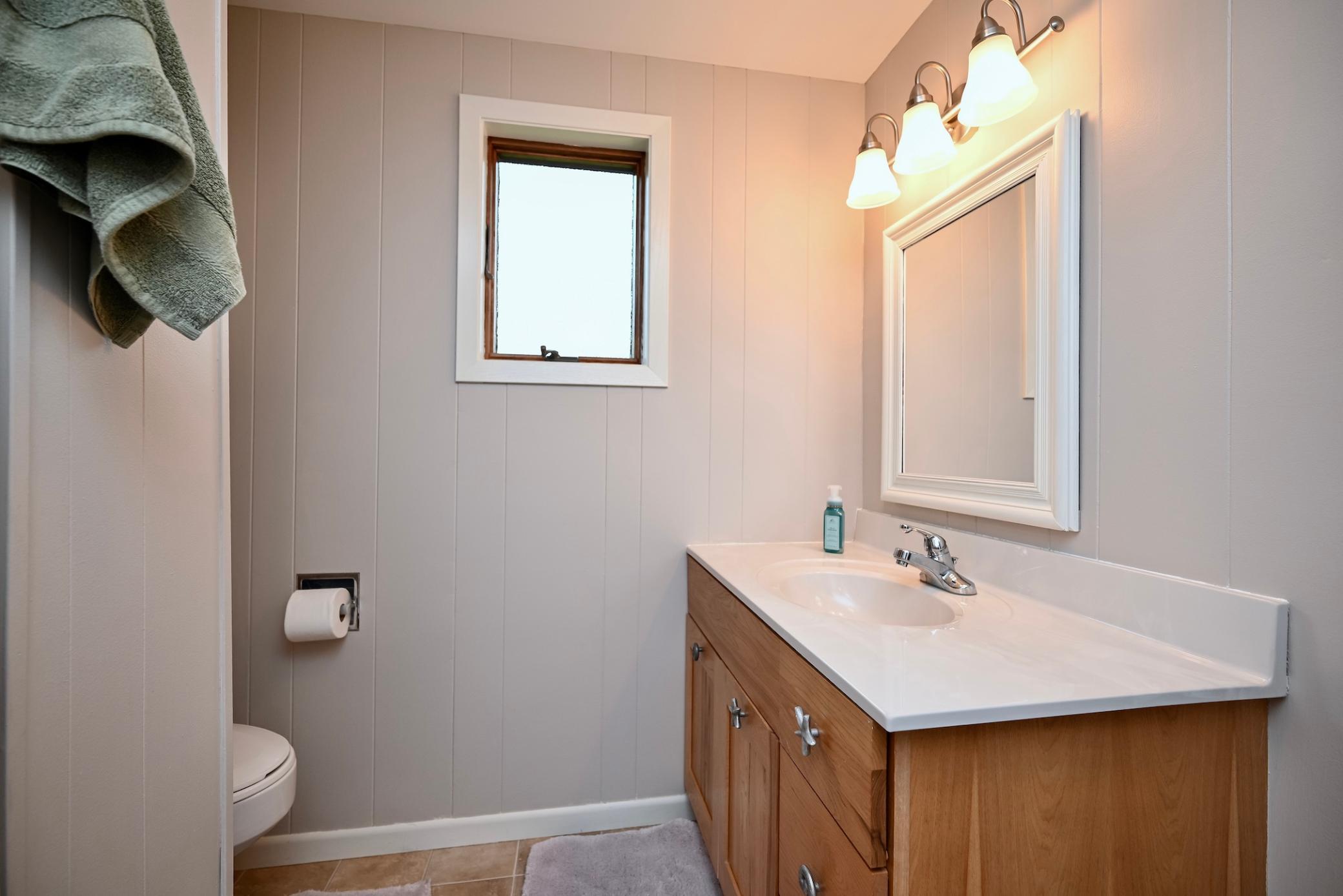 25 LL Bathroom I.jpg