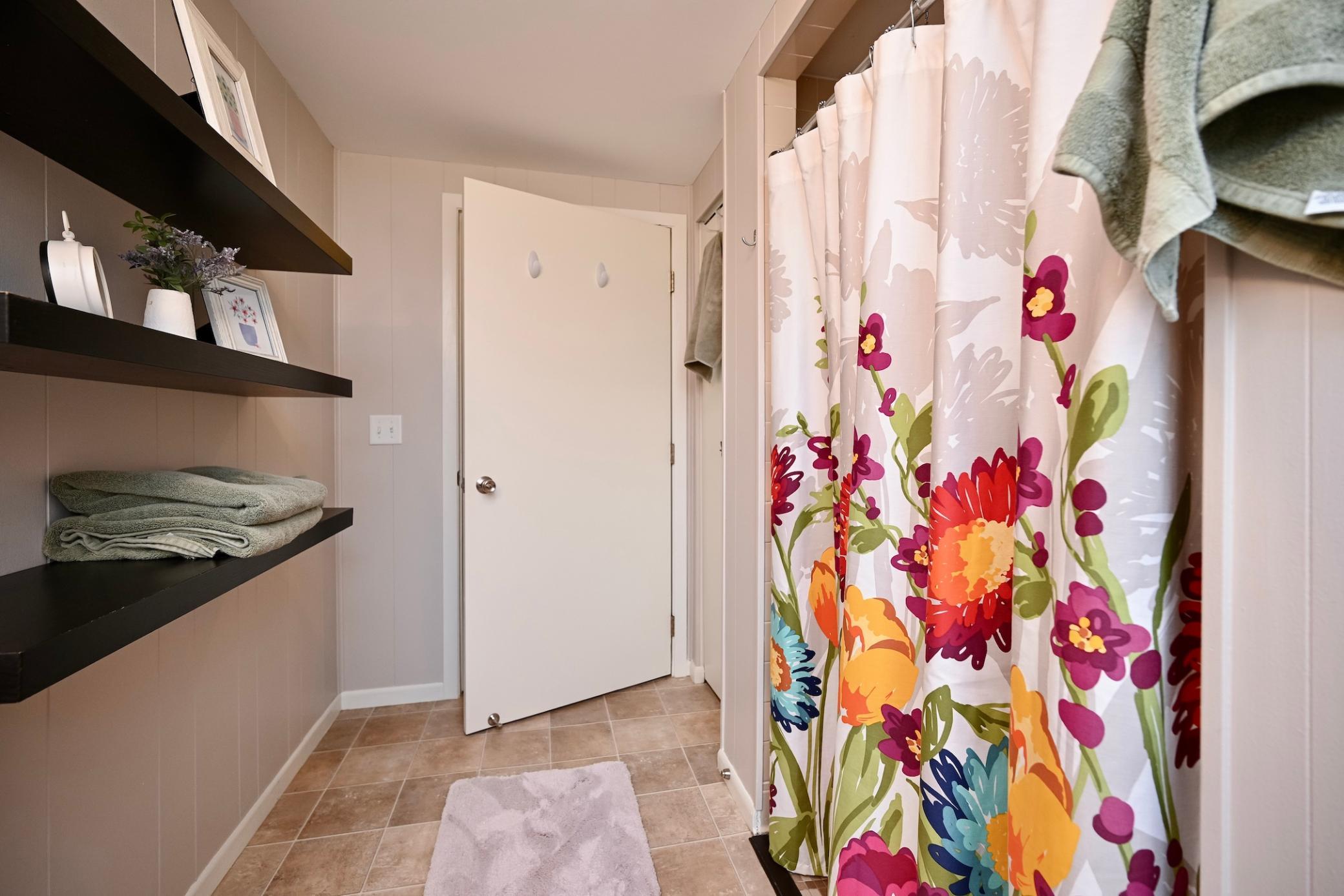 26 LL Bathroom II.jpg