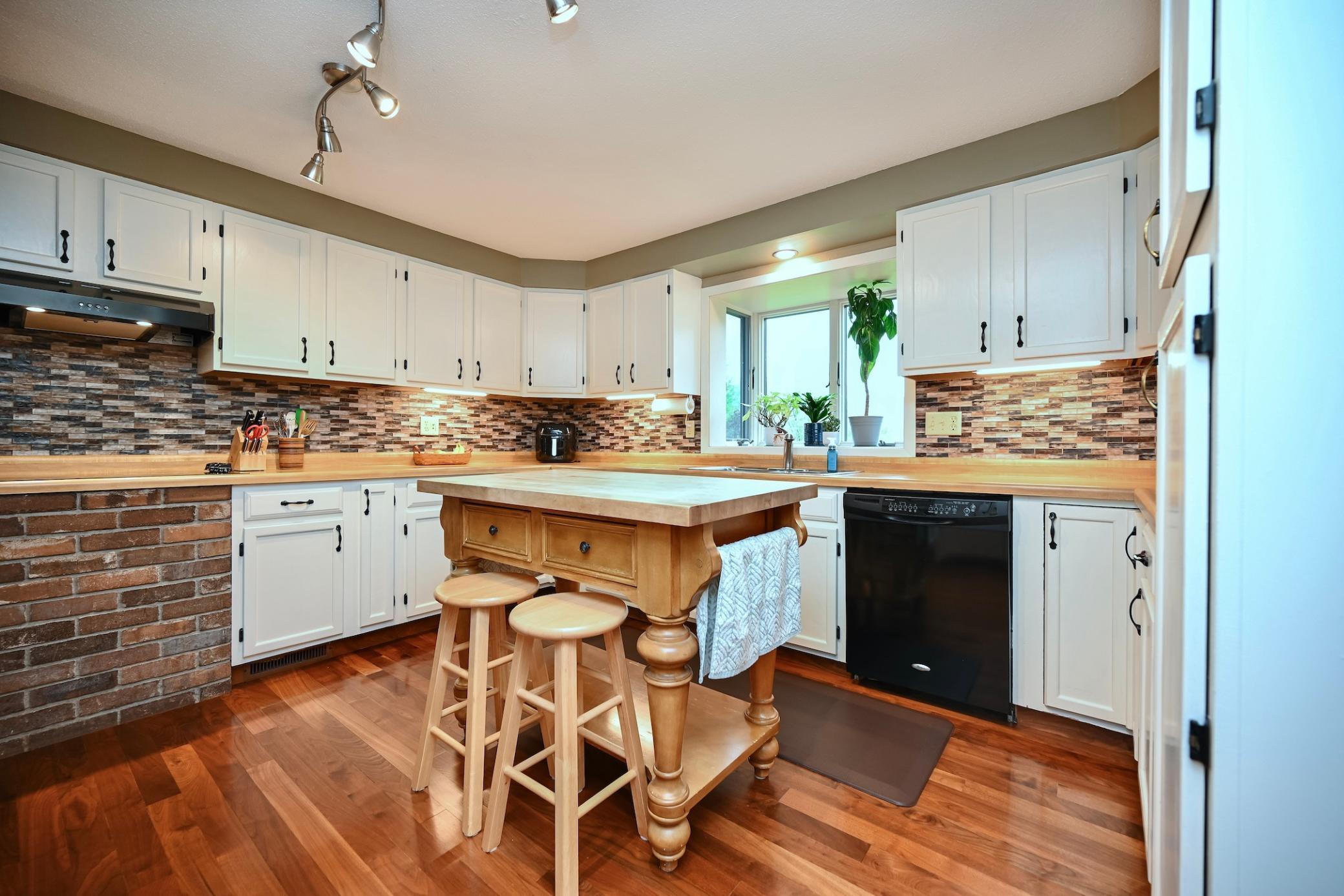 7 Kitchen I.jpg