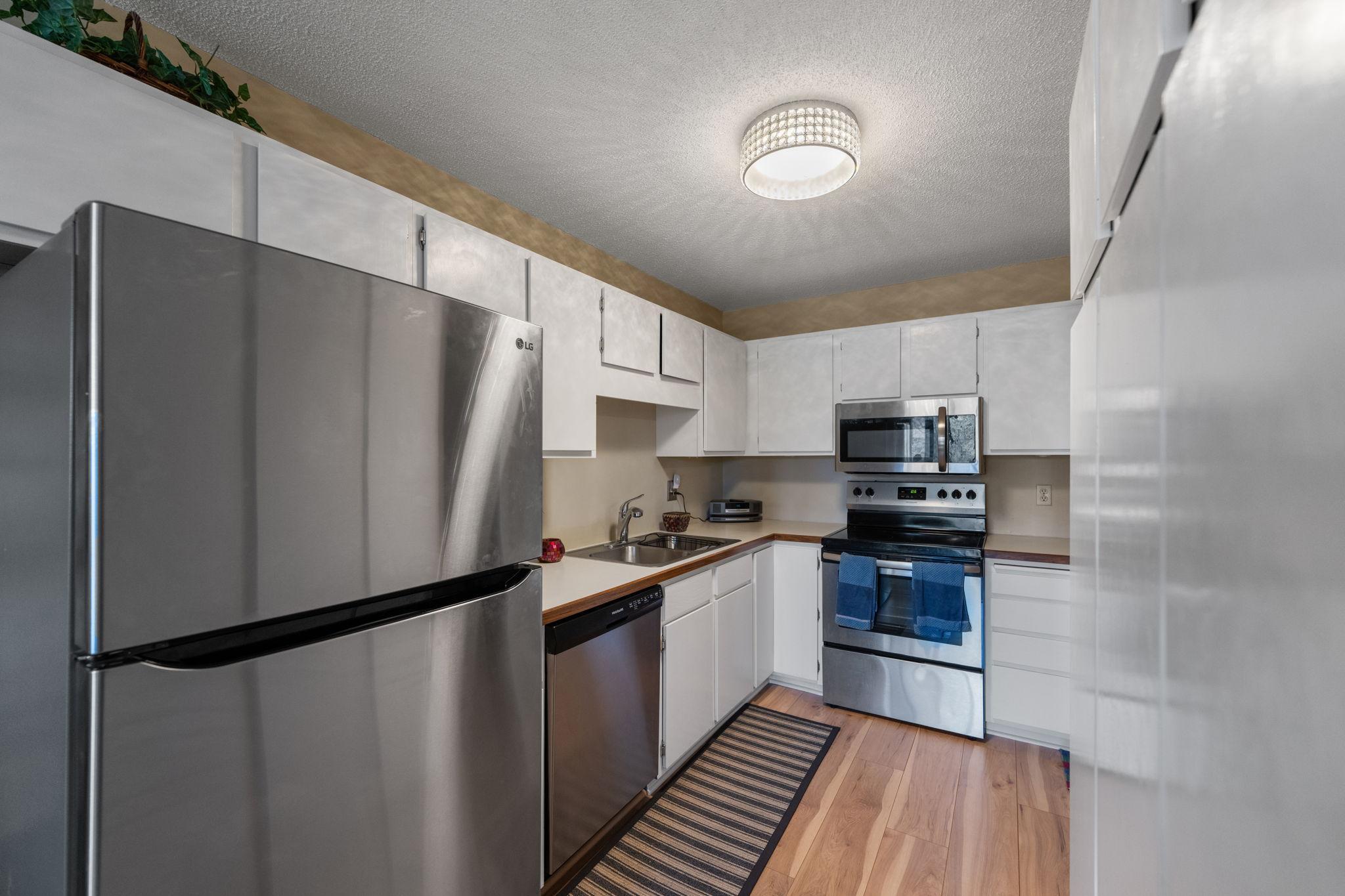Refreshed kitchen w/cabinets and floors that pop