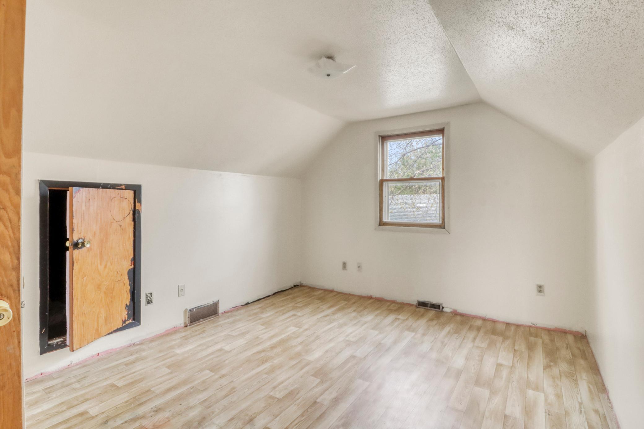 Upstairs Bedroom (4)