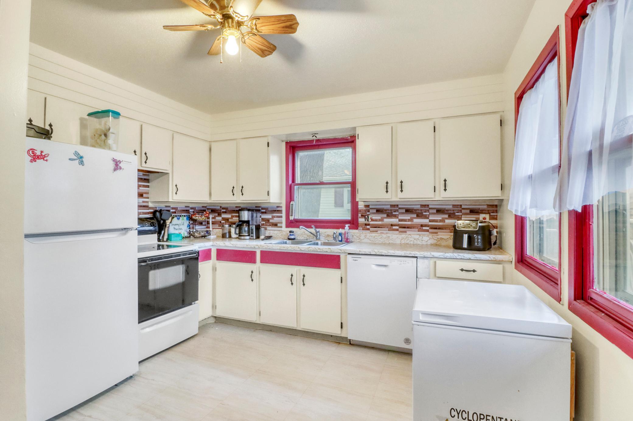 Kitchen1_2.JPG