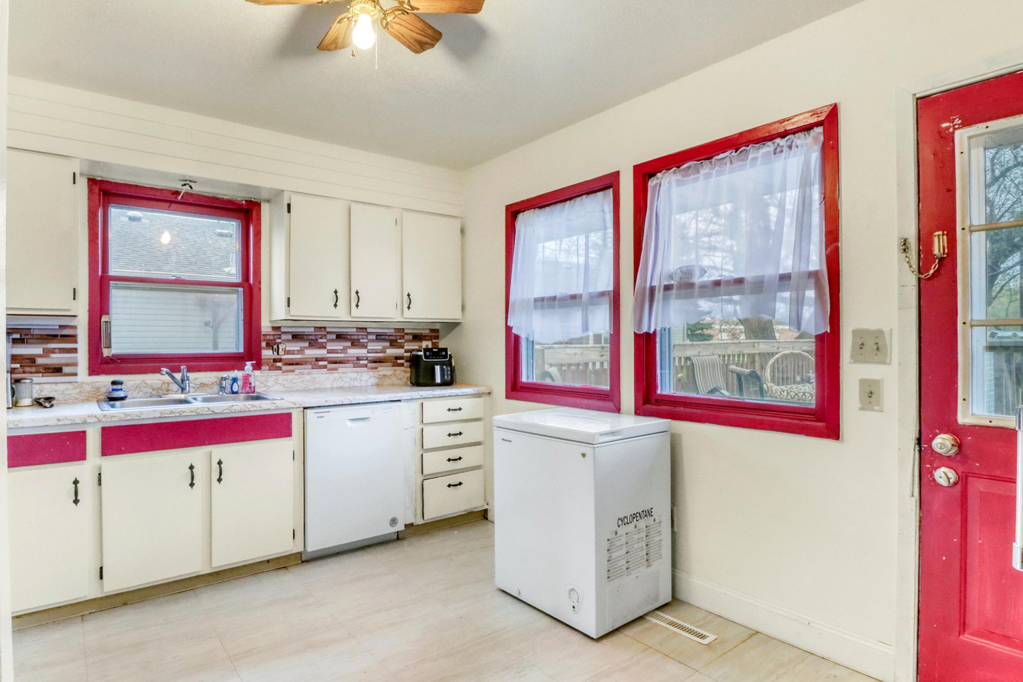 Kitchen1_1.JPG