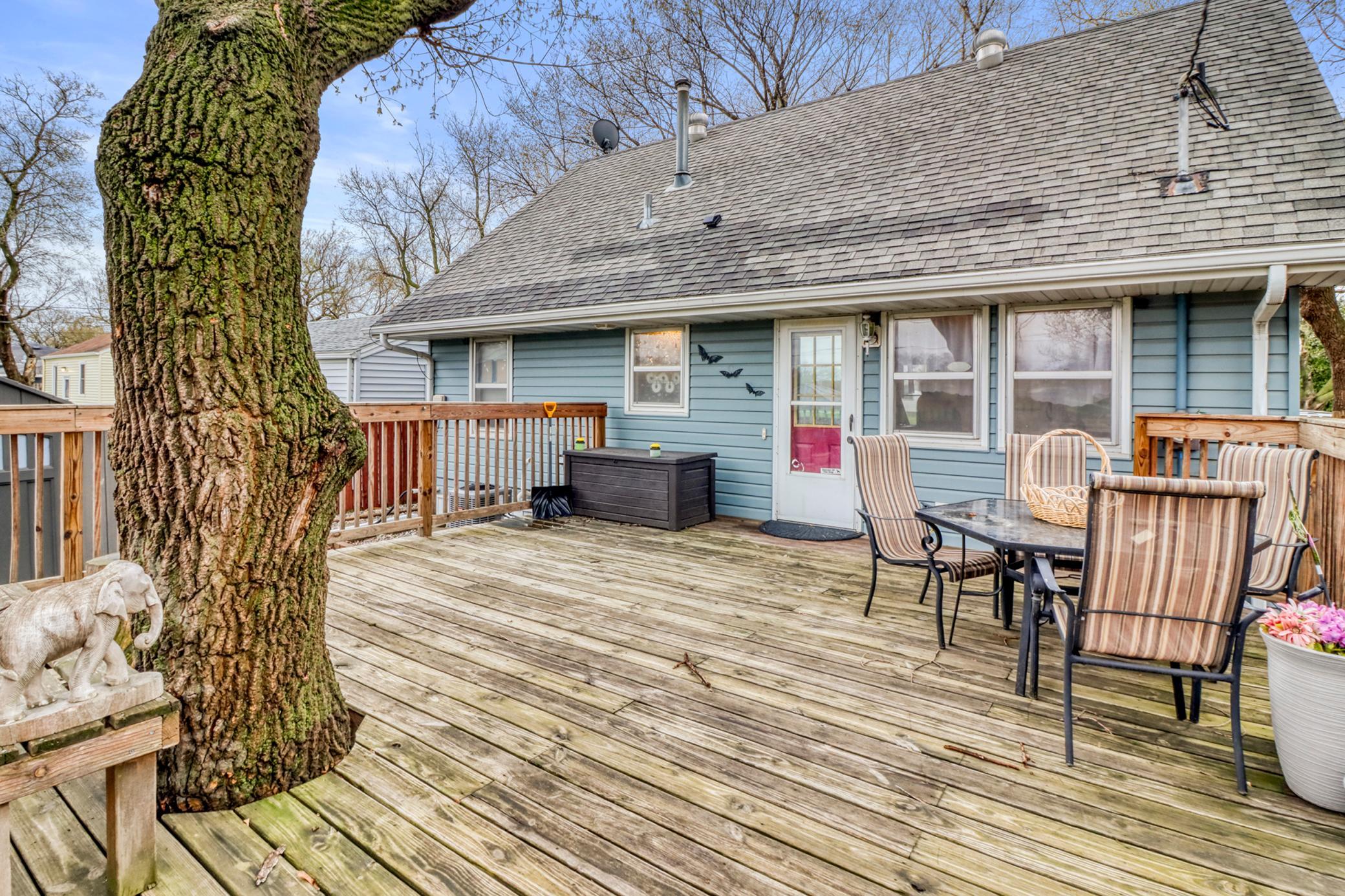 Backyard_Deck1_1.JPG