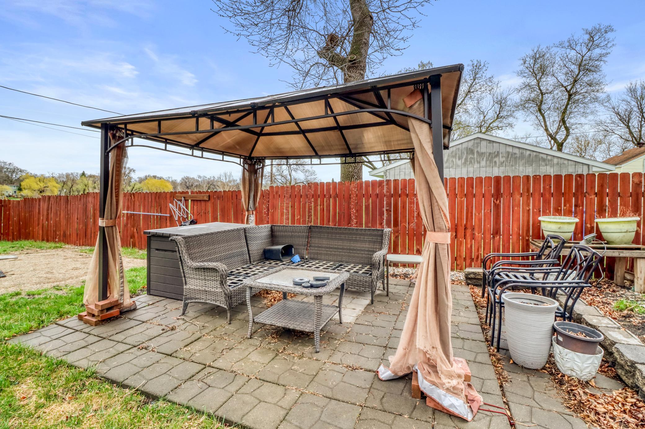 Backyard_Patio1_1.JPG