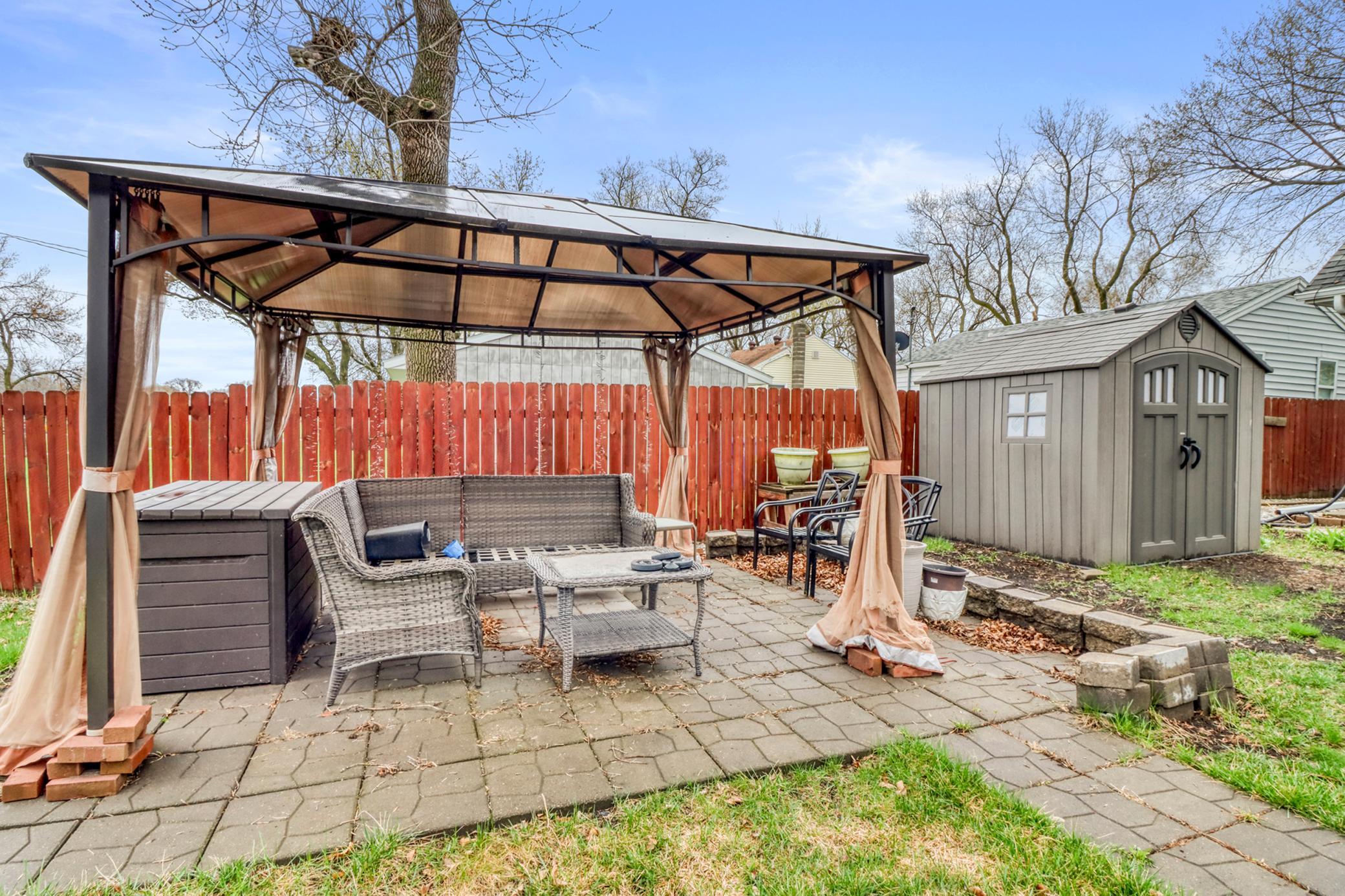 Backyard_Patio1_2.JPG