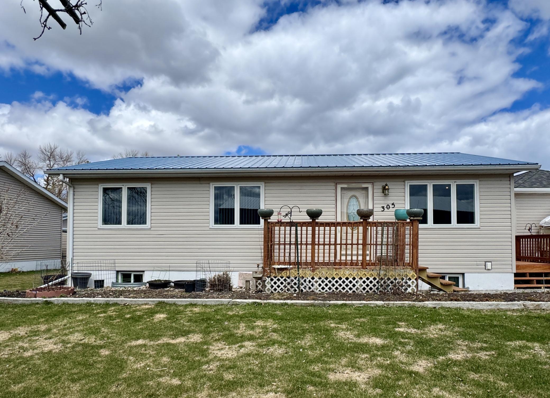 305 Lincoln Street SE, Warroad, MN 56763