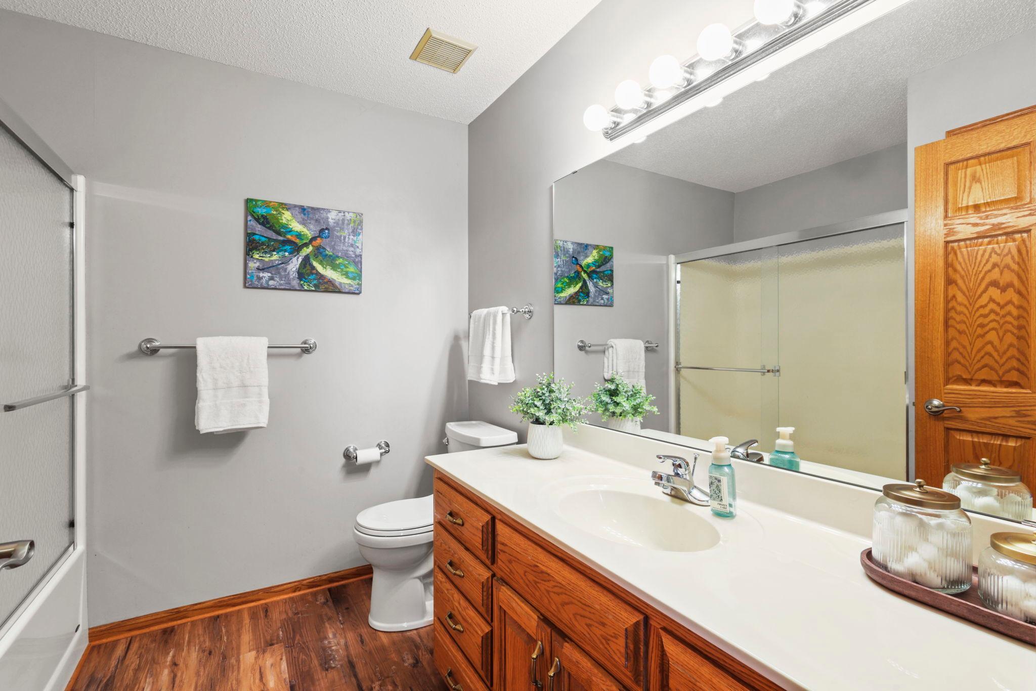Upper Level Full BAth