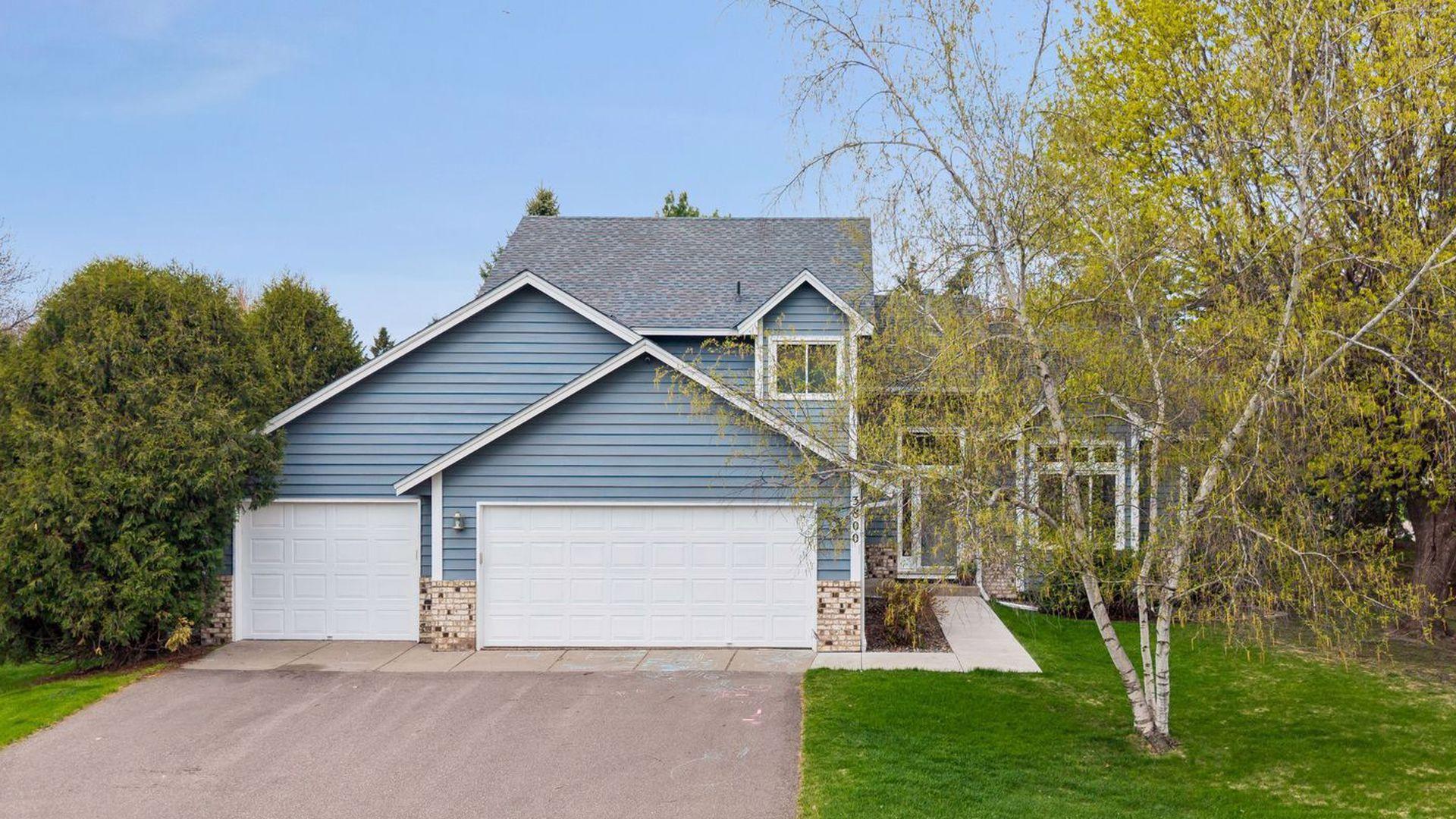 Welcome to 3800 Dunbar Court. With great curb appeal and and an oversized corner lot, there’s so much to love about this home!