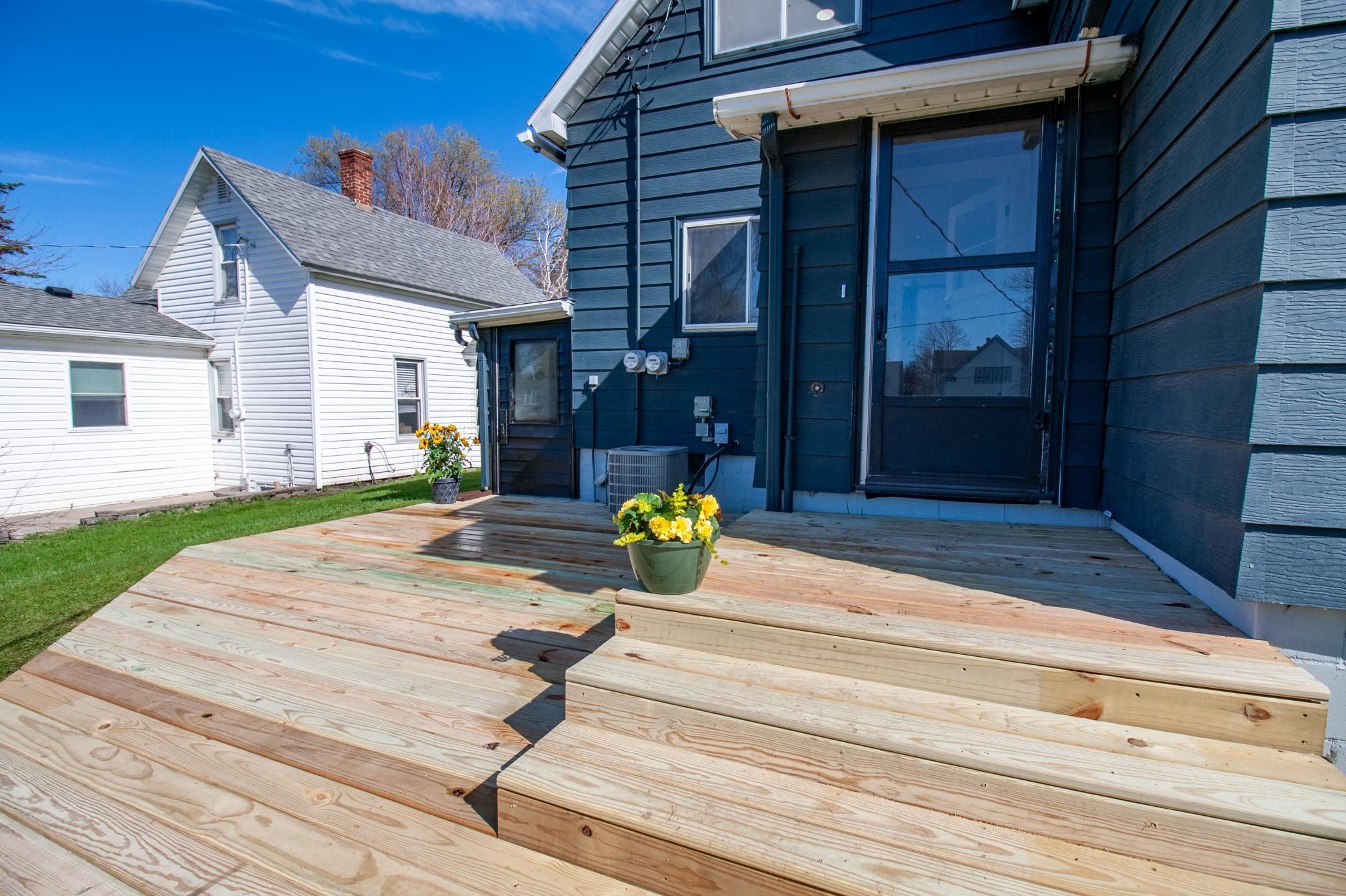 215 2nd Ave NW NEW DECK