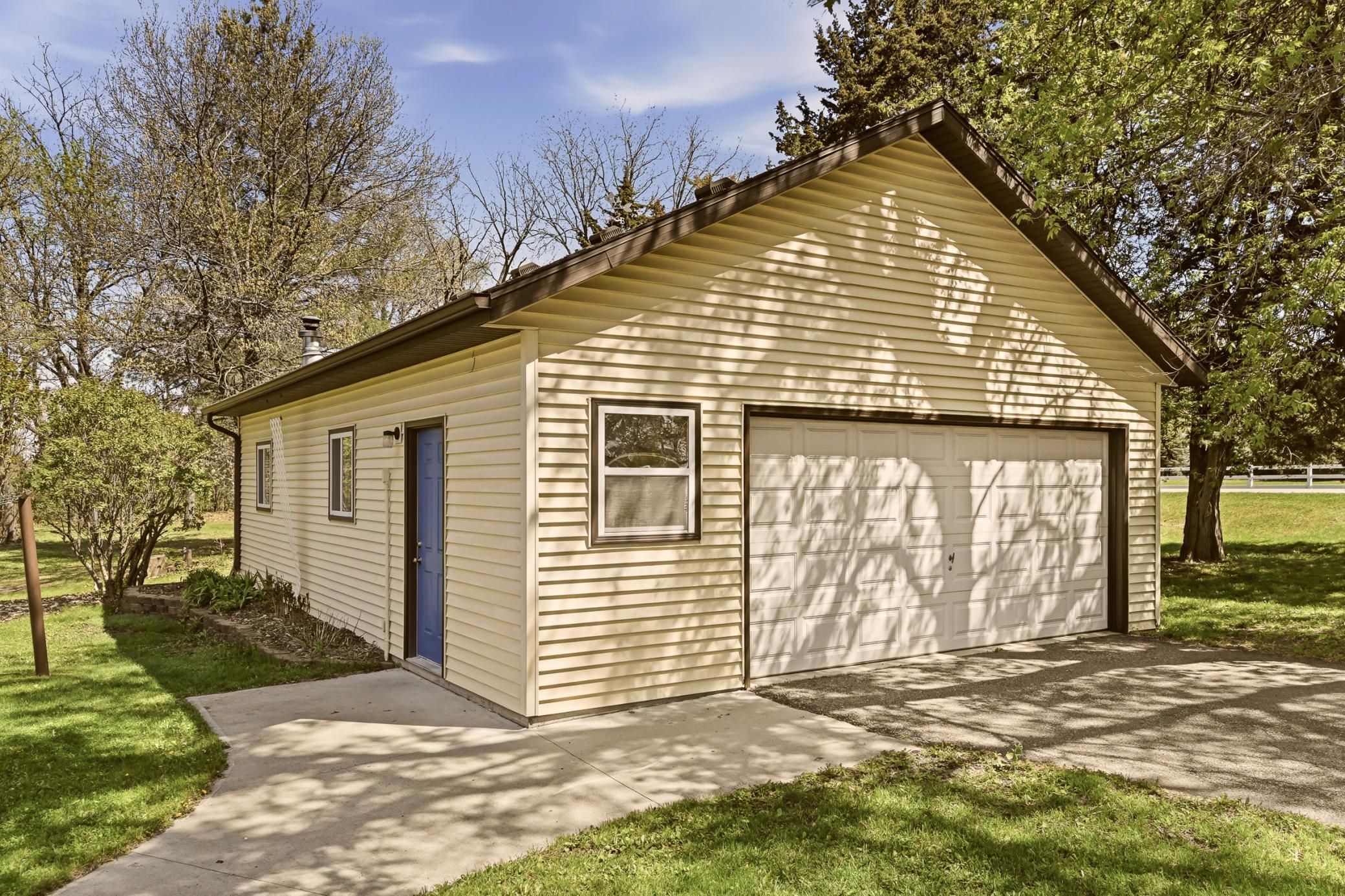 Detached Garage/Shop