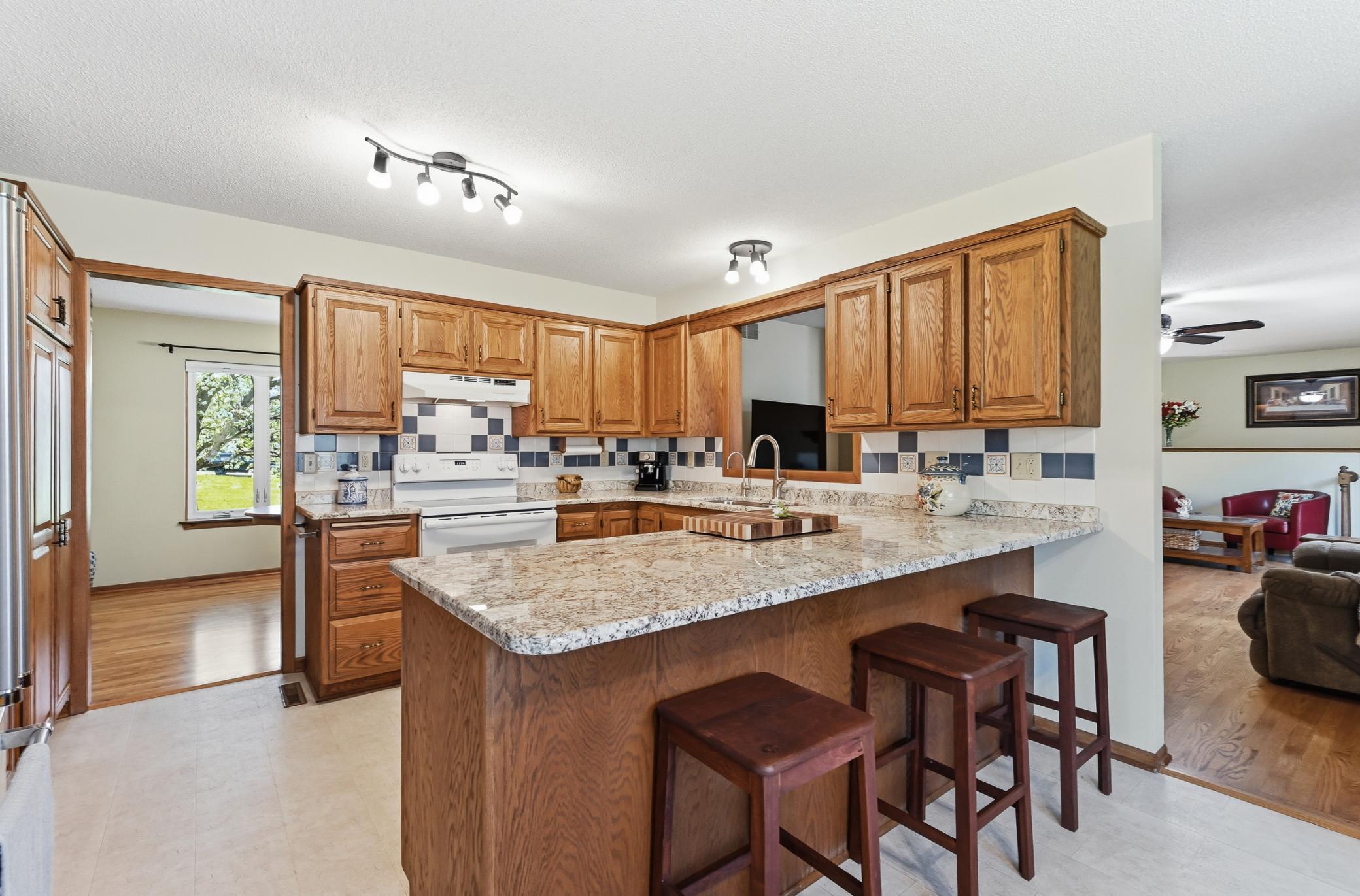Kitchen w/Breakfast Bar