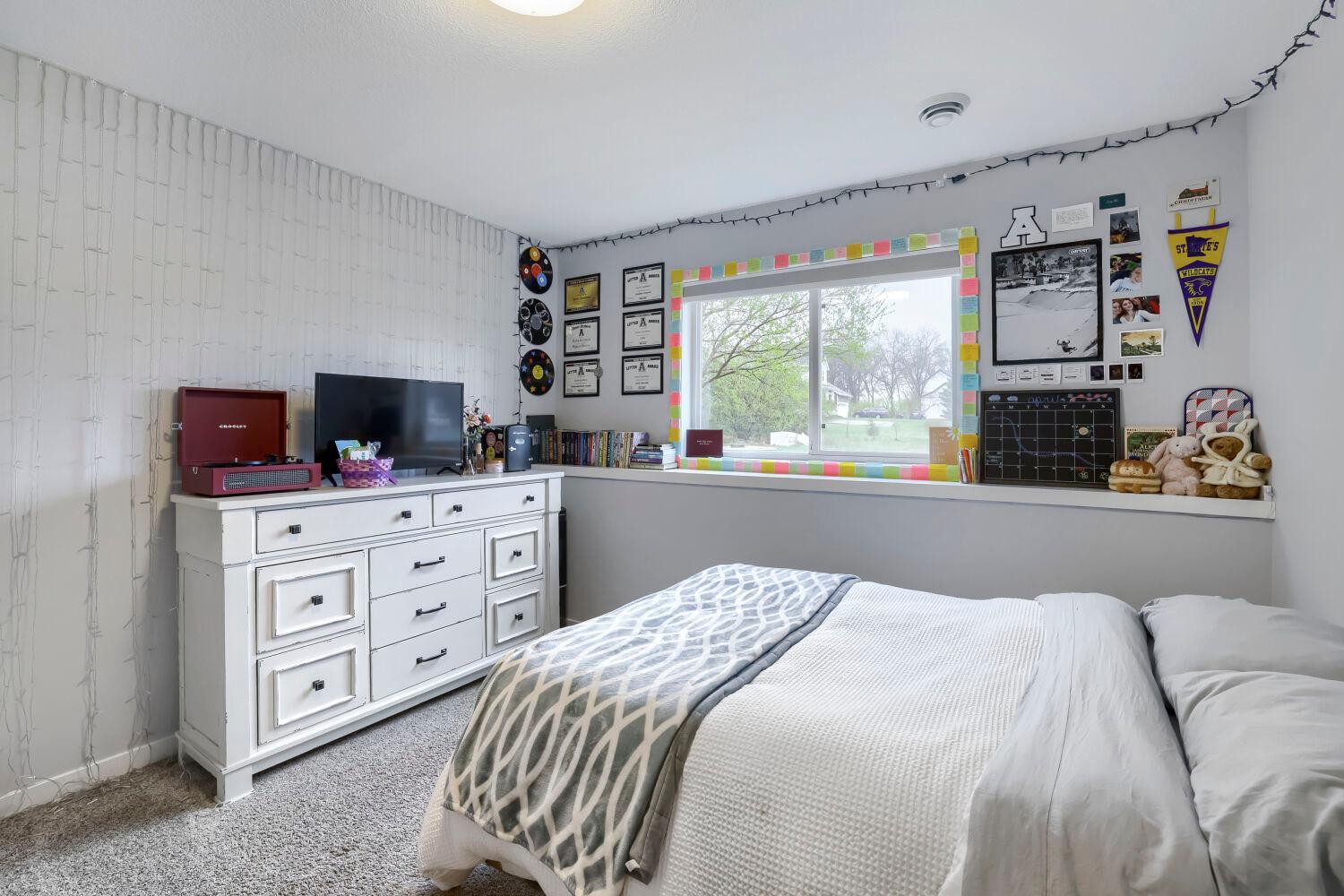 5689 172nd Lane NW - Web Quality - 025 - 16 Breakfast Area.jpg