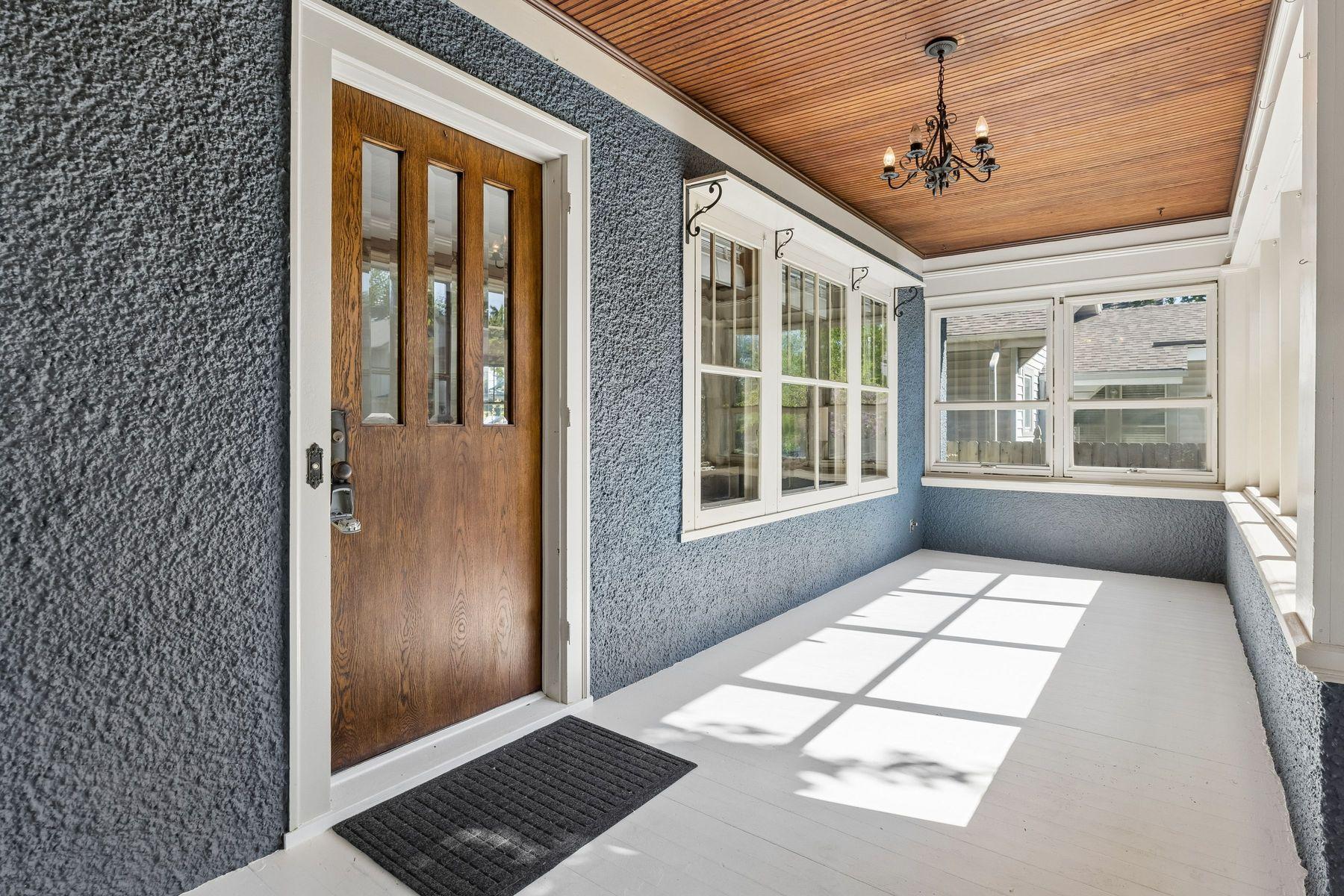 Front 3 season porch