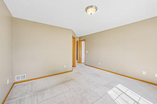 29-web-or-mls-River Woods Dr-S1005-029.jpg