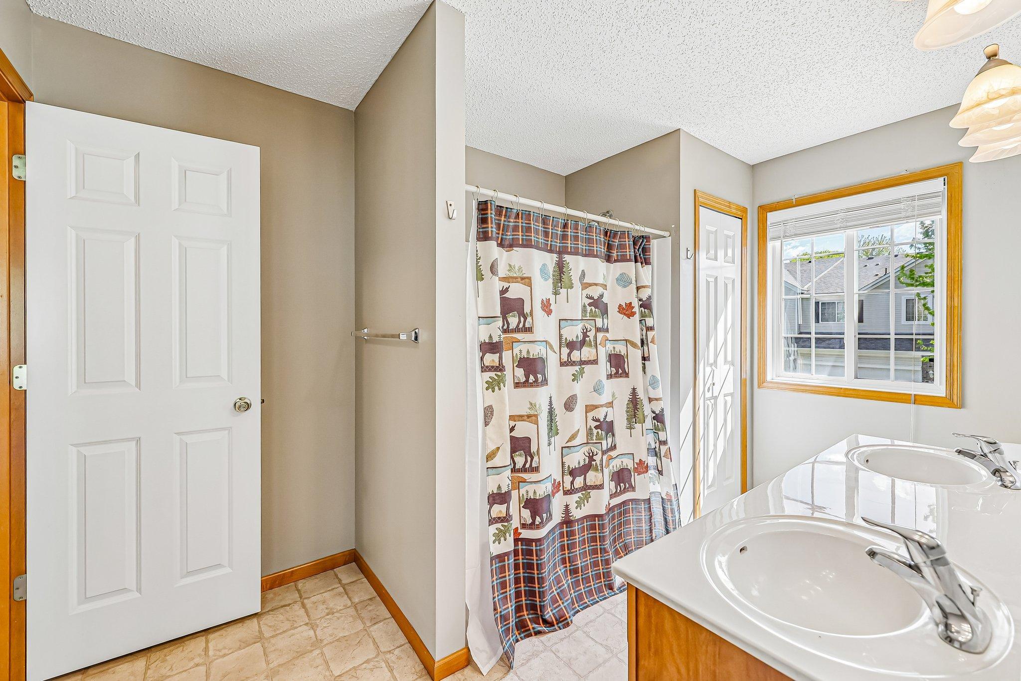 25-web-or-mls-River Woods Dr-S1005-025.jpg