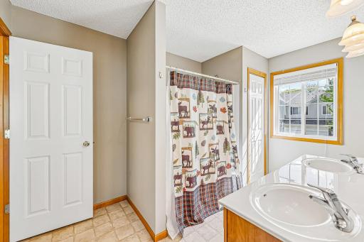 25-web-or-mls-River Woods Dr-S1005-025.jpg