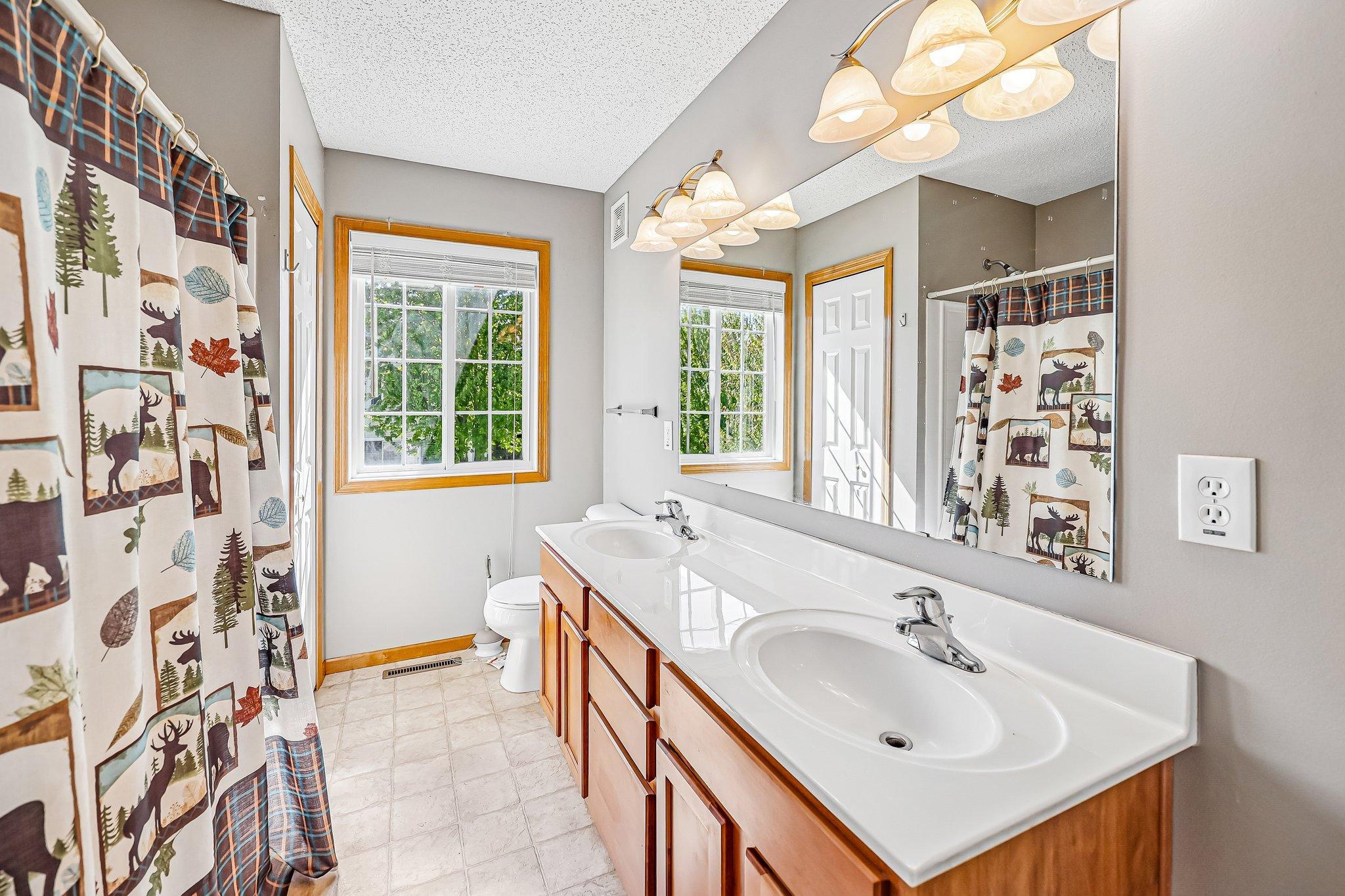 26-web-or-mls-River Woods Dr-S1005-026.jpg